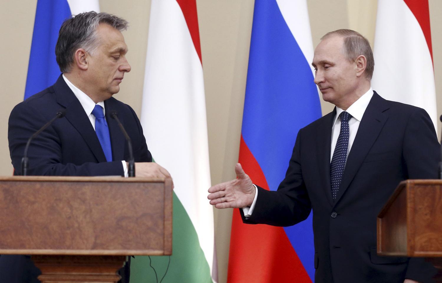 Kézfogás Orbán Viktor és Vlagyimir Putyin februári oroszországi találkozóján: vasmarok, vagy békejobb?