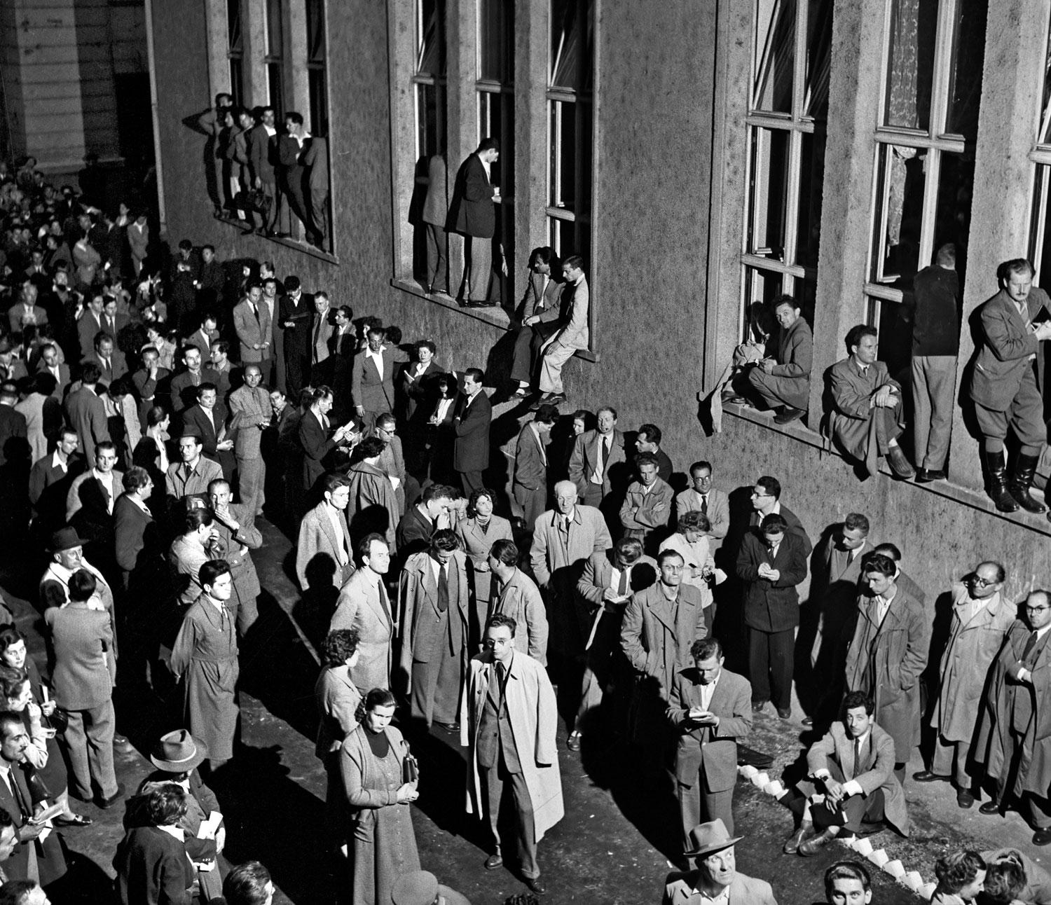 1956. június 27. A Petőfi Kör sajtóvitájáról kiszorultak a Néphadsereg Központi Tiszti Háza előtt