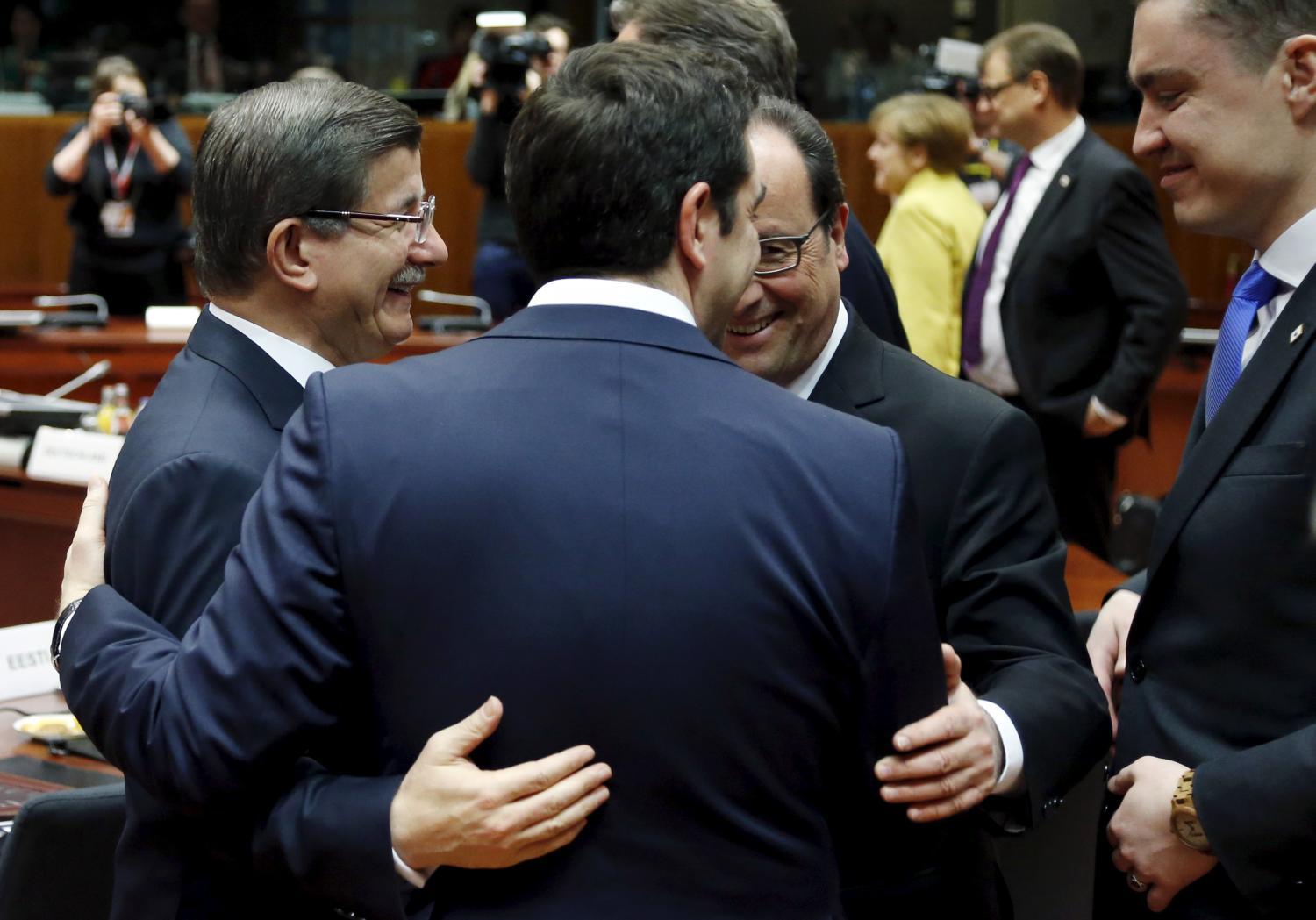 Ahmet Davutoglu török, Alexis Ciprasz görög kormányfő,  Francois Hollande francia elnök és Taavi Roivas észt miniszterelnök az EU-csúcson: egymás nyakában