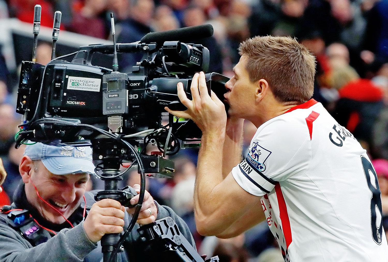 A liverpooli legenda, Steven Gerrard és a kamera. Nem mindenki nézhet bele