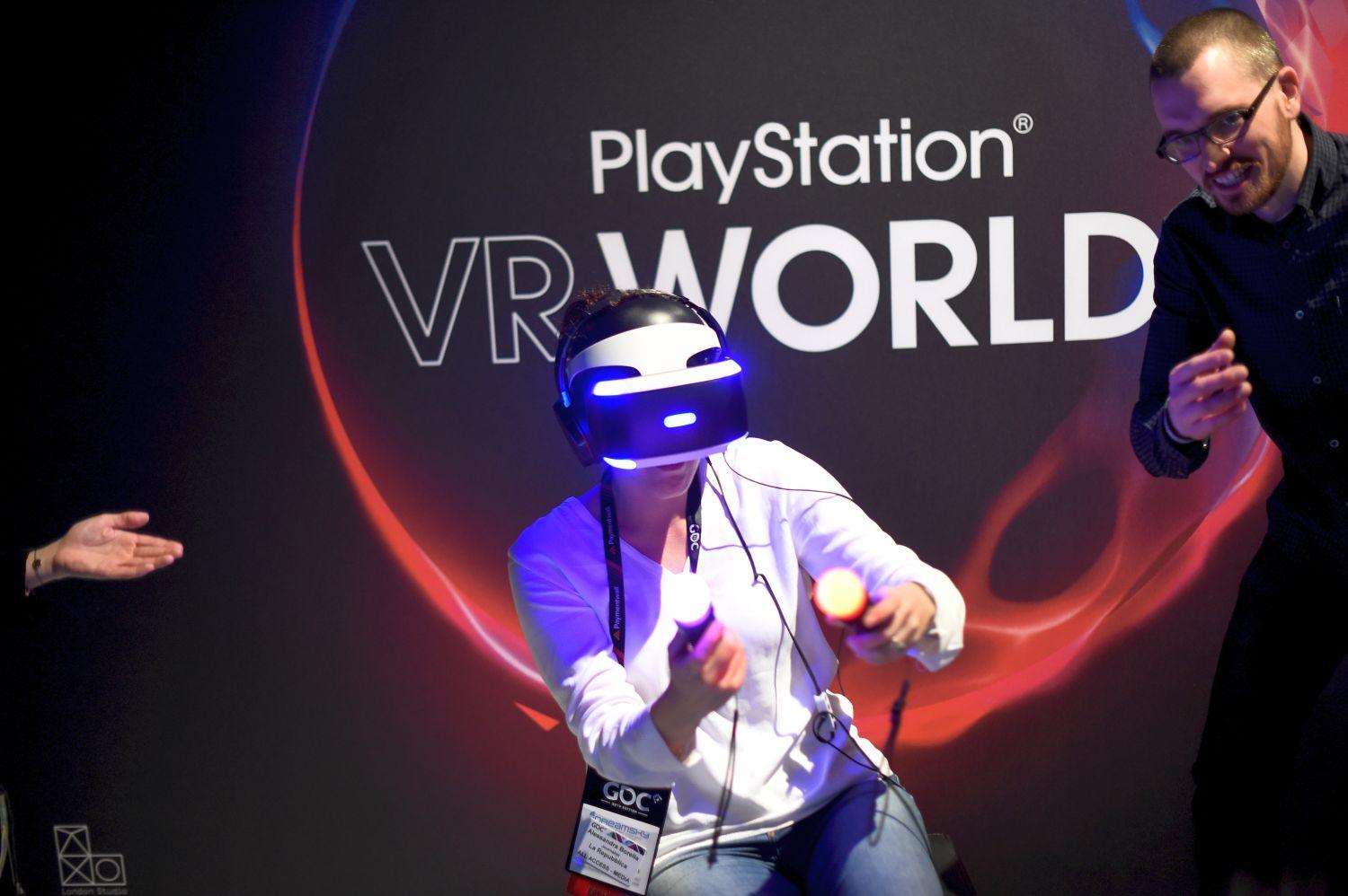 A virtuális valóság (VR) eszközök közötti háború első ütközetét a Sony nyerte meg az elemzők szerint