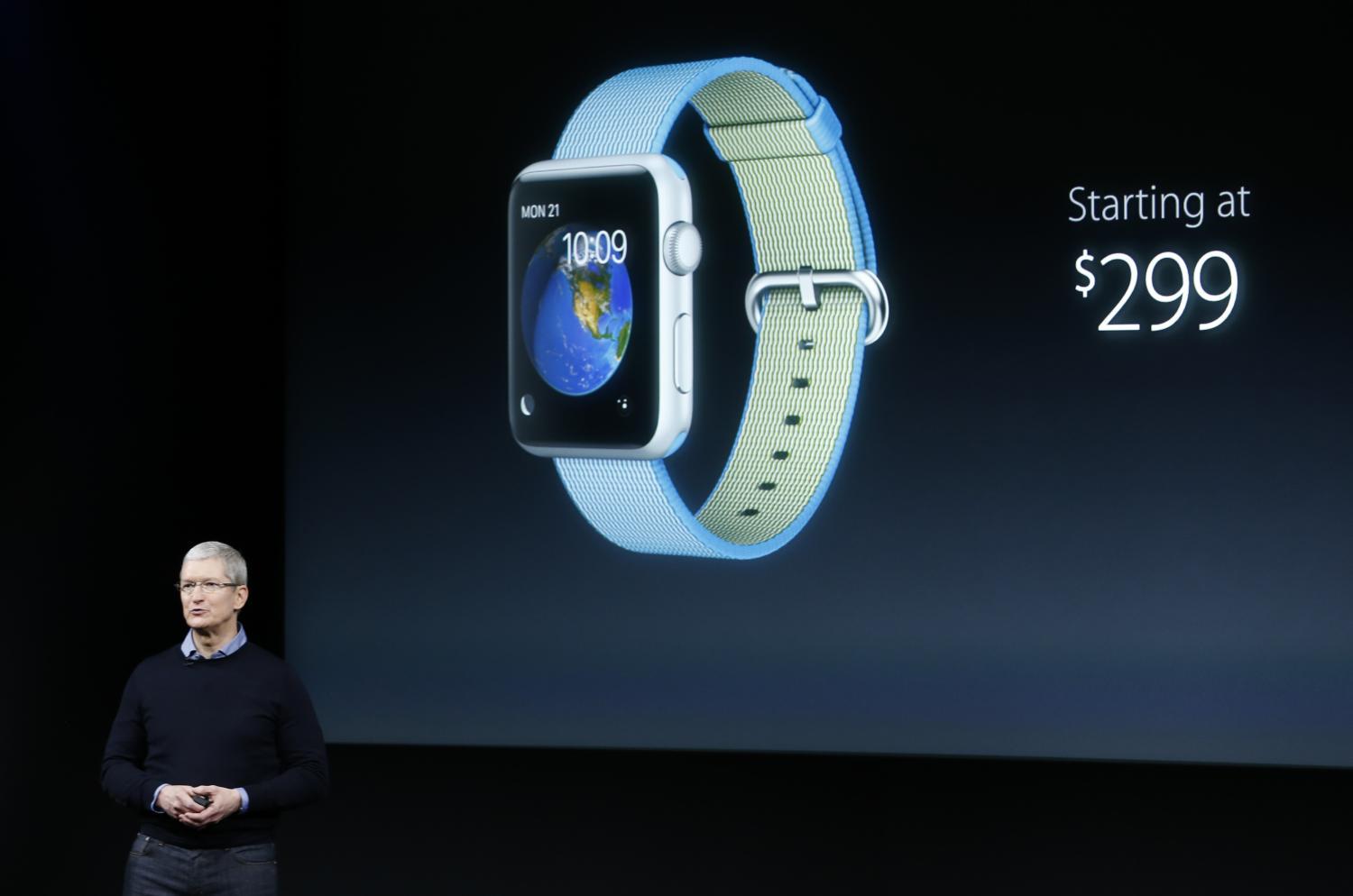 Tim Cook az Apple új okosóráját reklámozza