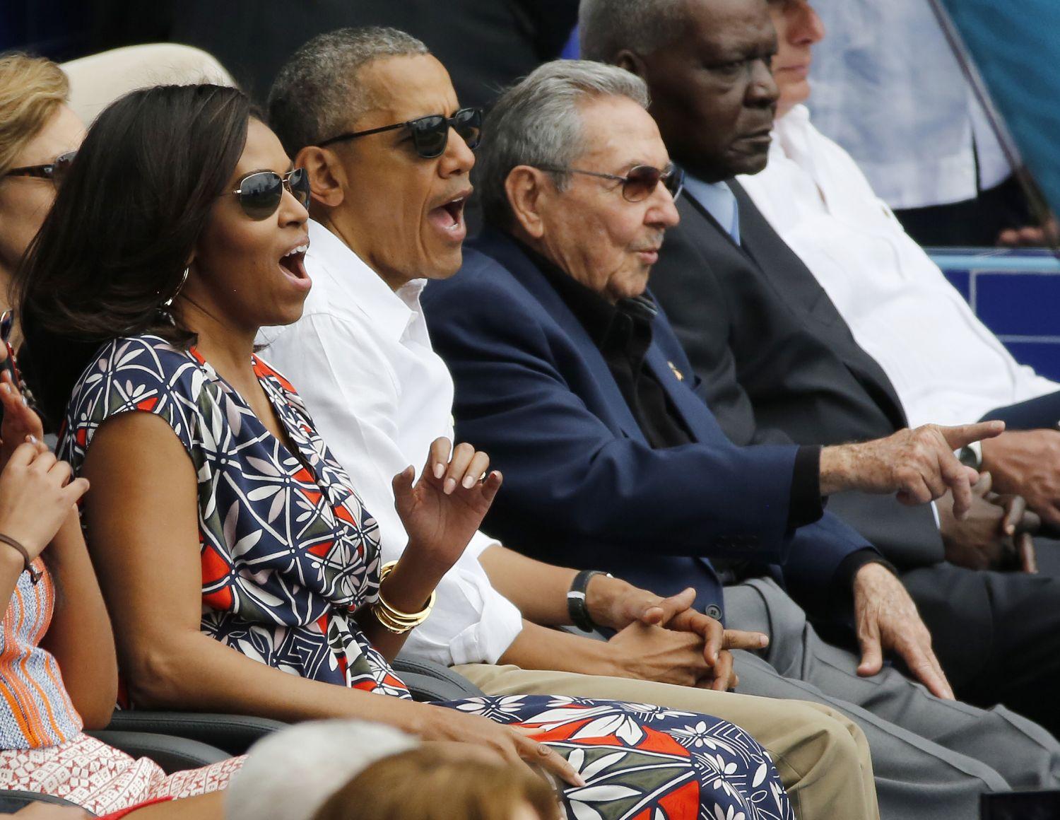Barack Obama és felesége, Michelle a kubai elnök Raul Castro oldalán szurkol egy baseball meccsen 