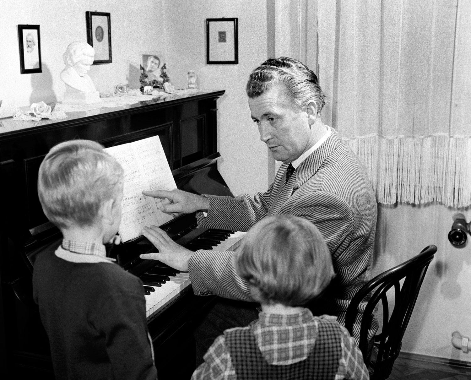 Simándy József az éneklés mellett a tanítást szerette a legjobban. Gyermekei körében 1959-ben 