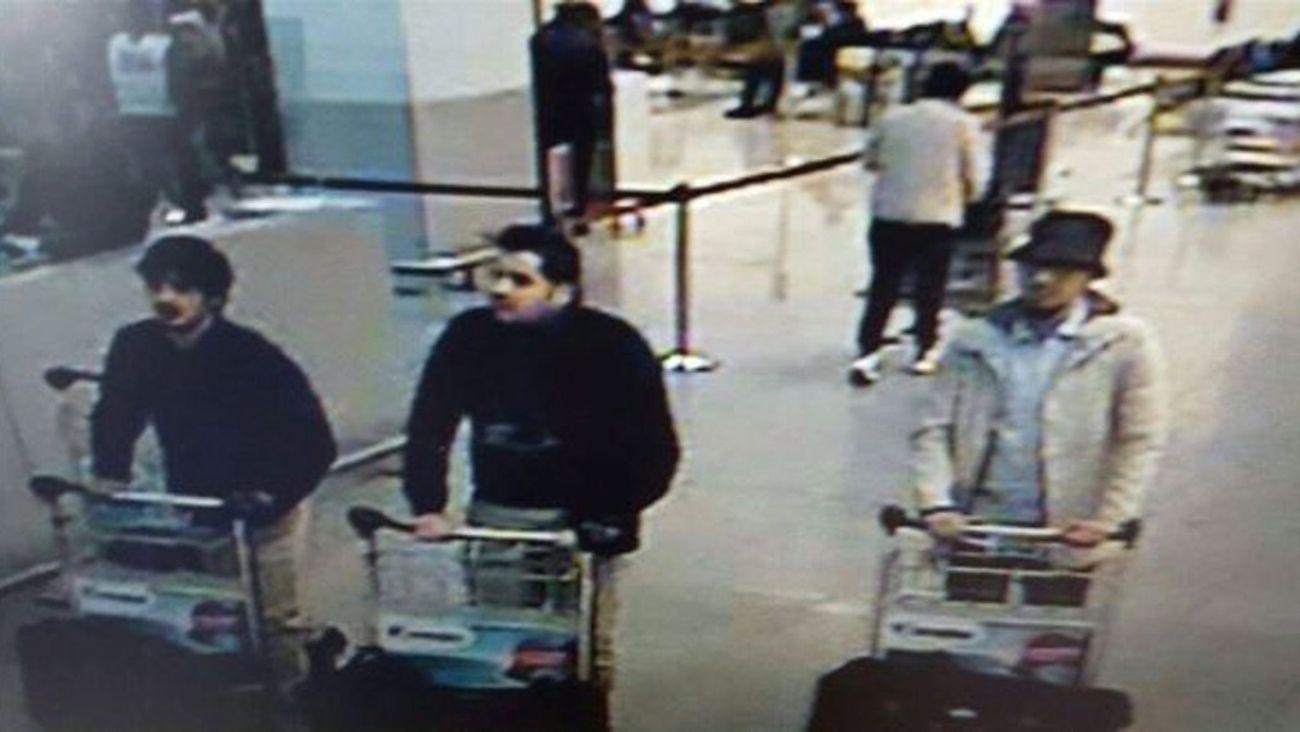 A három gyanúsított kedd reggel a zaventemi repülőtéren. A kép jobb szélén, világos kabátban látható férfit körözik, de a személyazonosságát egyelőre nem hozták nyilvánosságra