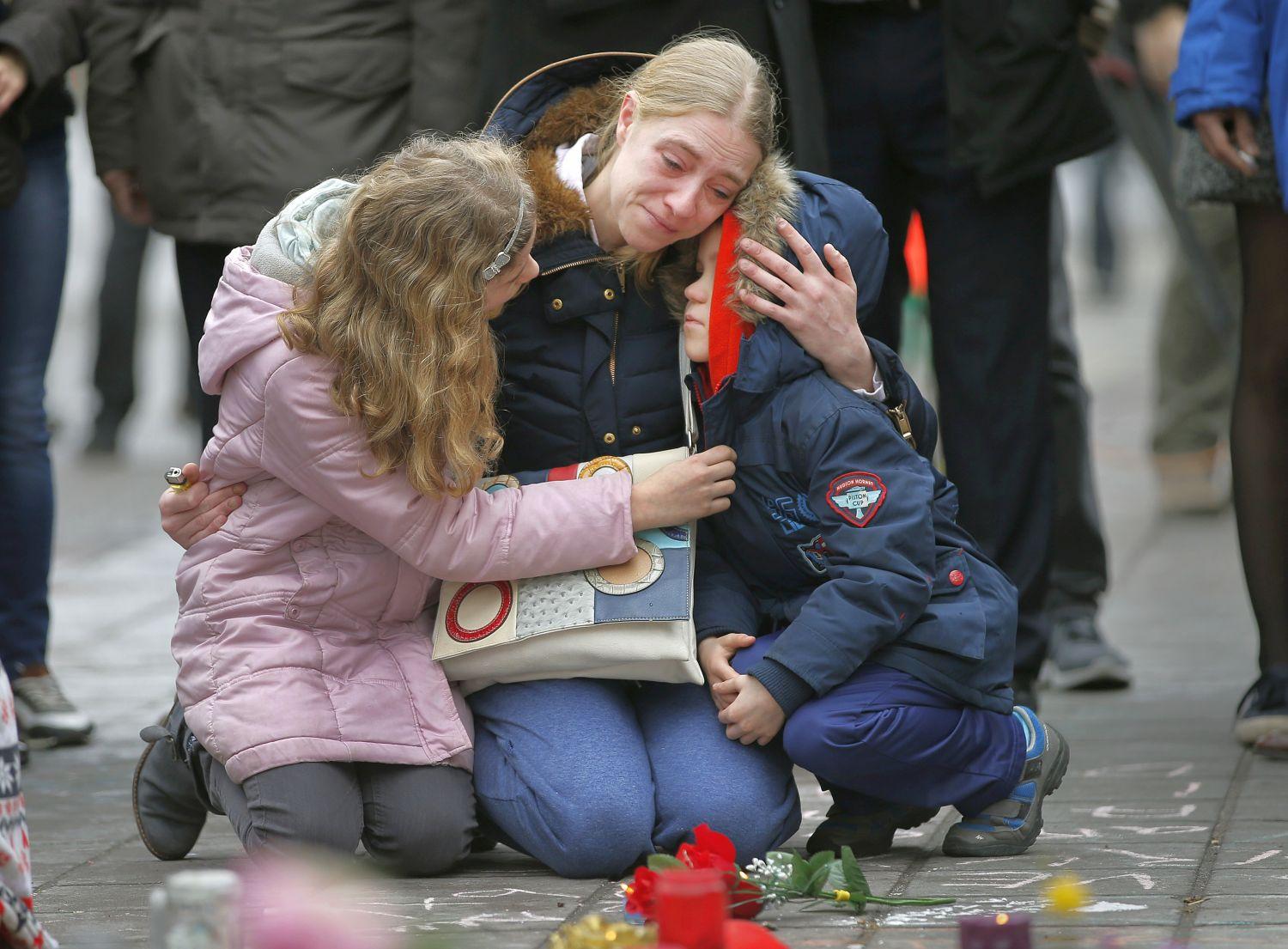 Szerdán is sokan gyászolták az áldozatokat