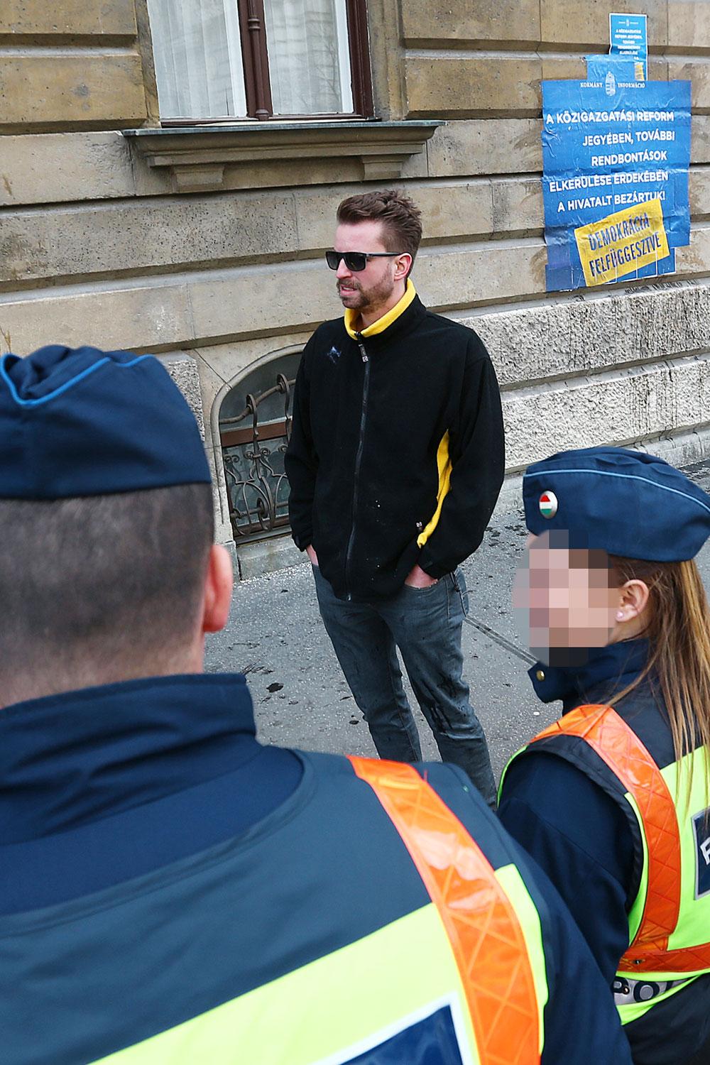 Gulyás Márton a választási iroda előtt rendőrökkel 