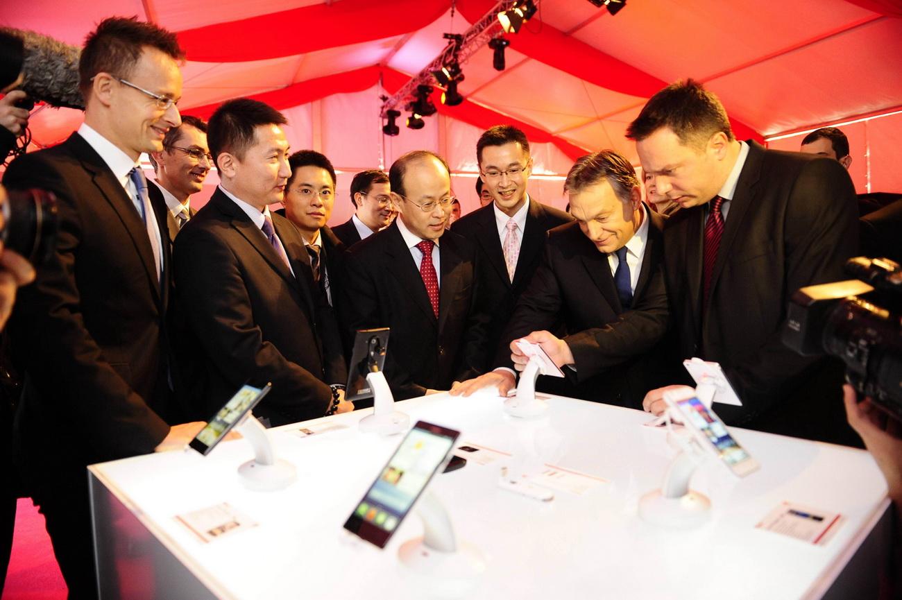 Szijjártó Péter külgazdasági és külügyminiszter 2013-ban a Huawei regionális logisztikai központjának a megnyitóján. Mindenbe belenéznének, de nem lehet