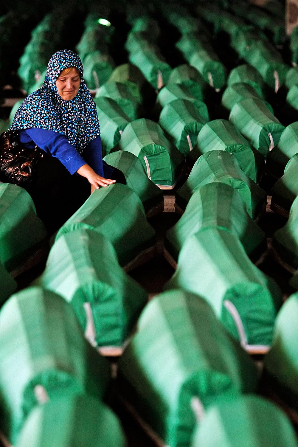 Muzulmán asszony gyászolja a vérengzésben elhunyt rokonait