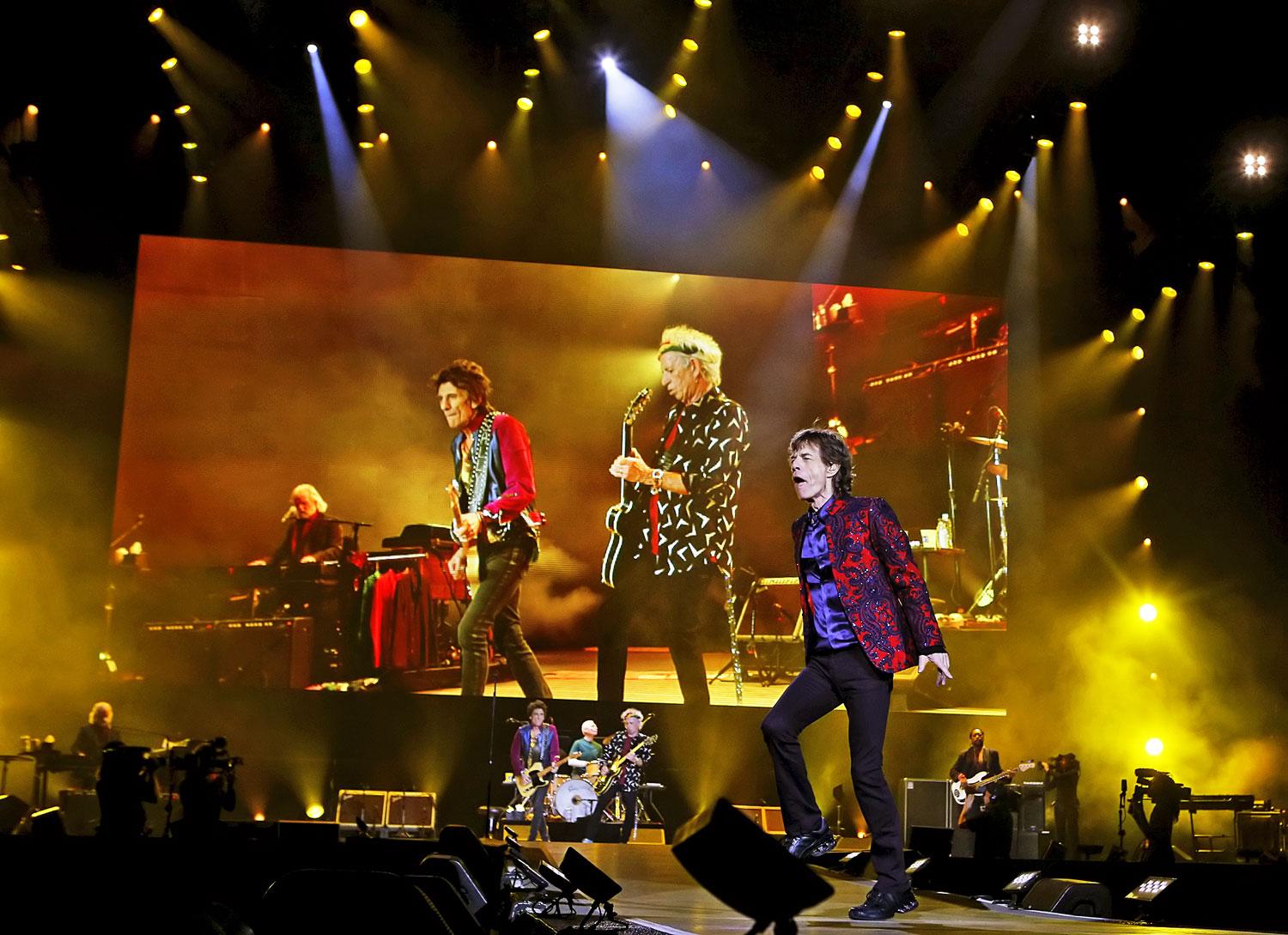 Elöl Jagger, a kivetítőn Watts, Wood és Richards: Stones-koncert Mexikóvárosban a múlt héten