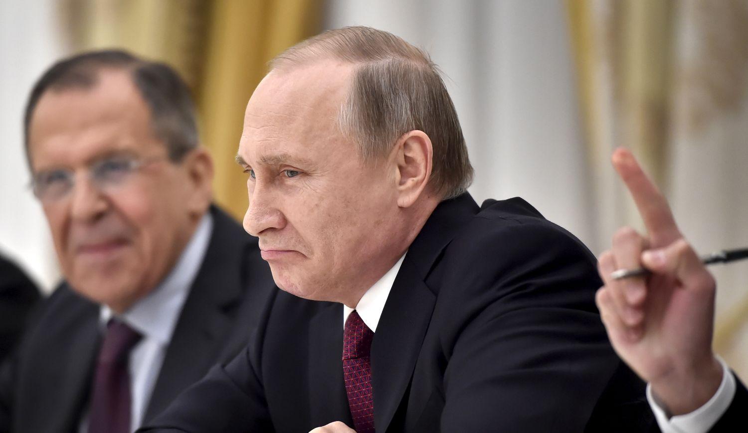 Lavrov és Putyin a Kremlben hallgattják Kerryt