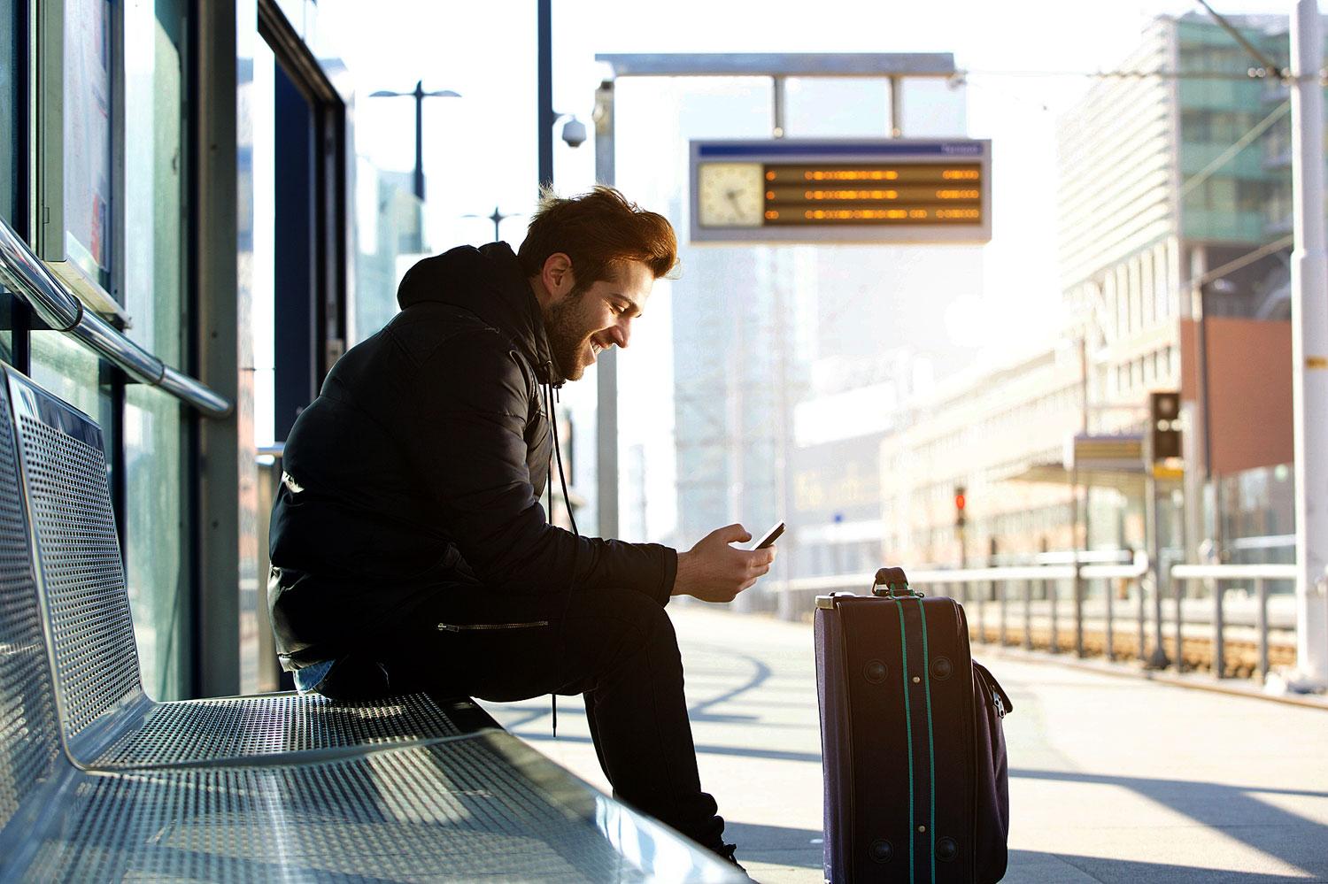 Az utazók több mint kétharmada még mindig egyáltalán nem használja a mobilját az országhatárokon kívül