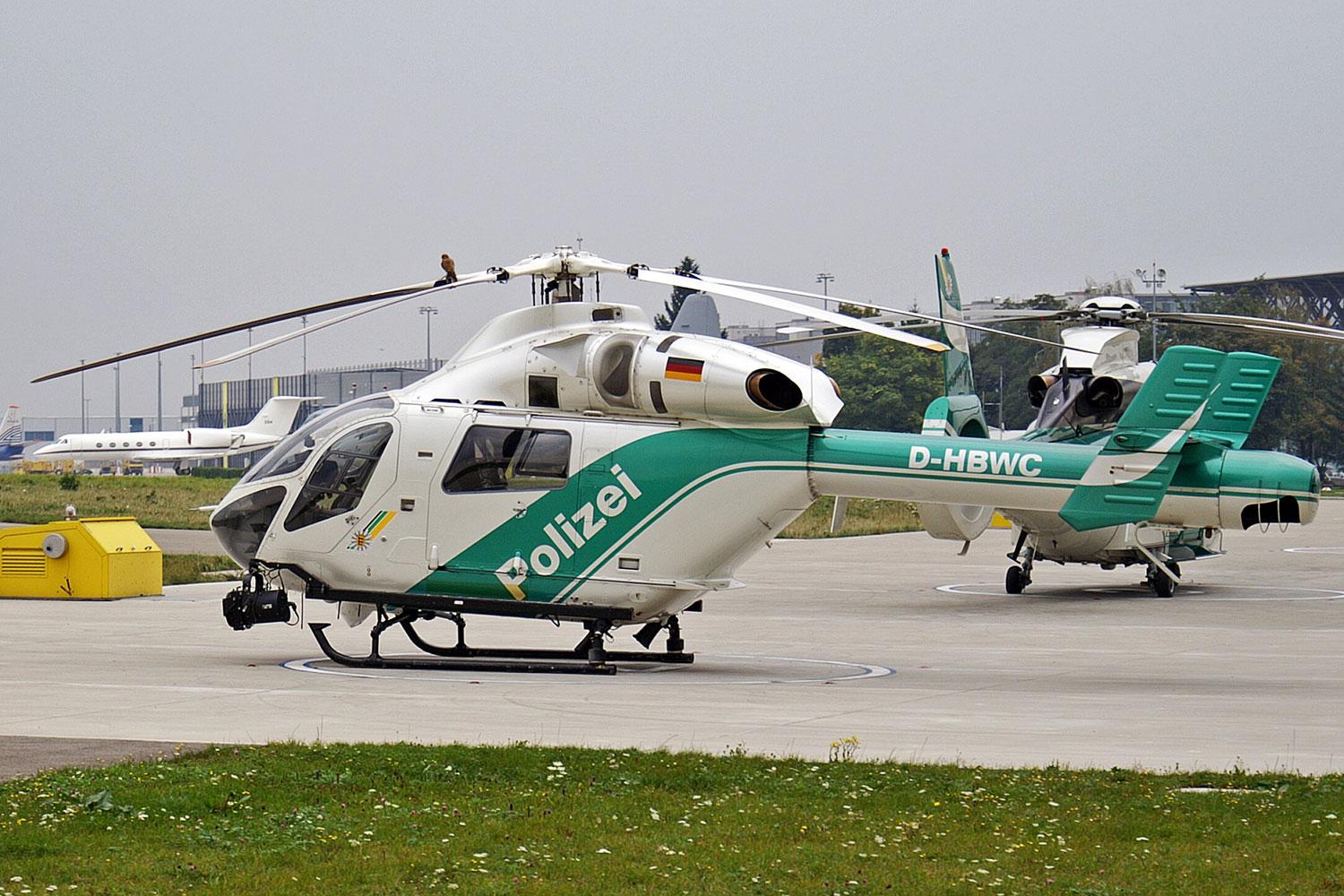 Nehezen követhető: cseh cég festi át zöldről kékre a Németországból érkező rendőrségi helikoptereket 