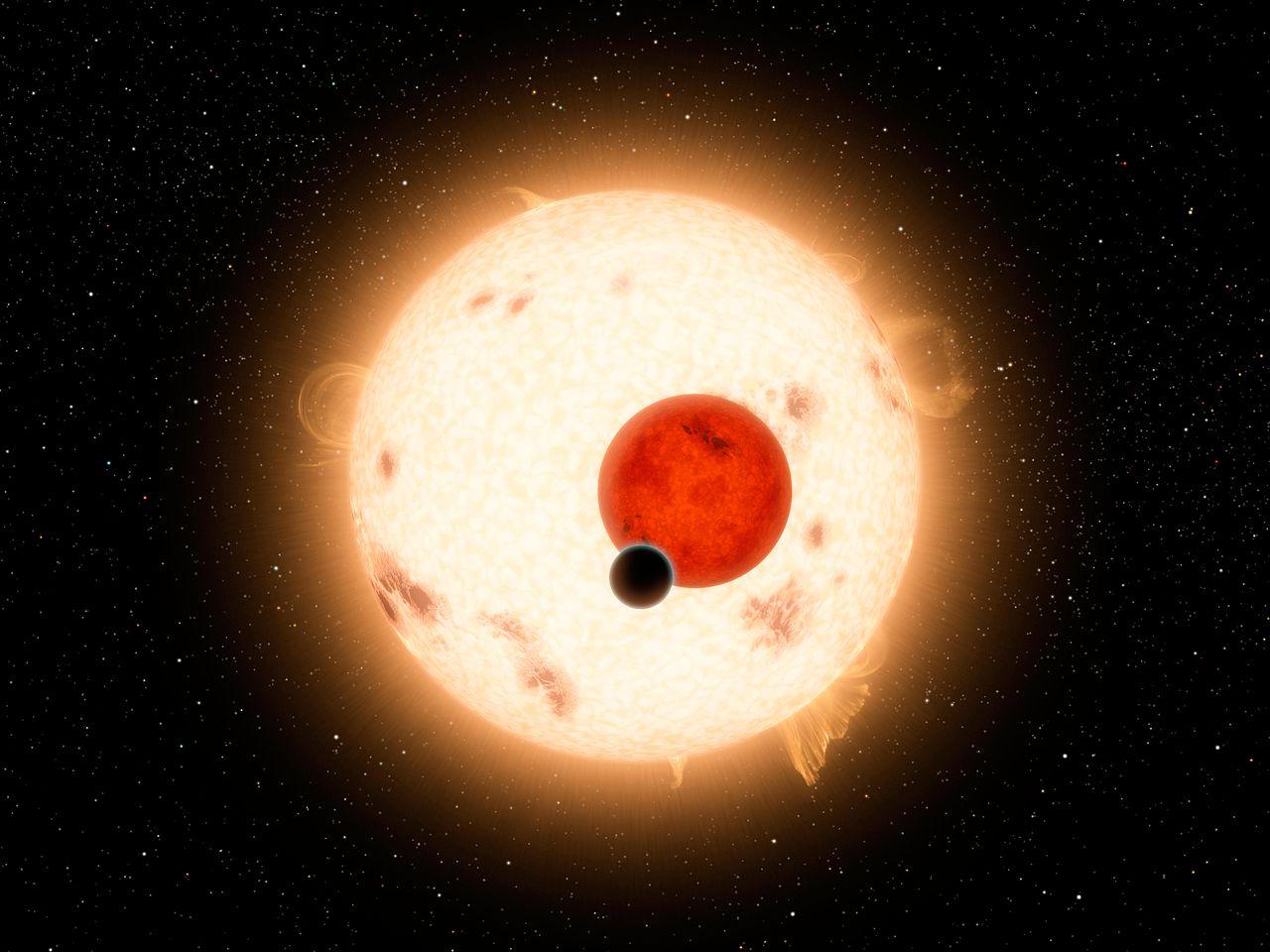 Fantáziarajz a Kepler 16-b-ről (a kis fekete pötty) és két napjáról