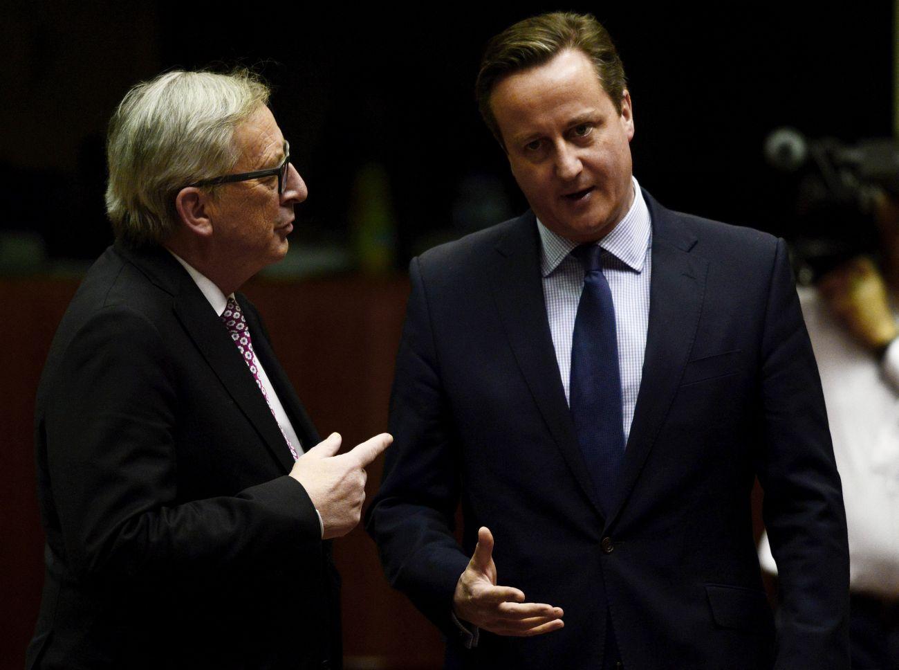 Jean-Claude Juncker, az Európai _Bizottság elnöke David Cameron brit kormányfővel. Az EU-ban dolgozó briteket is érintheti a Brexit