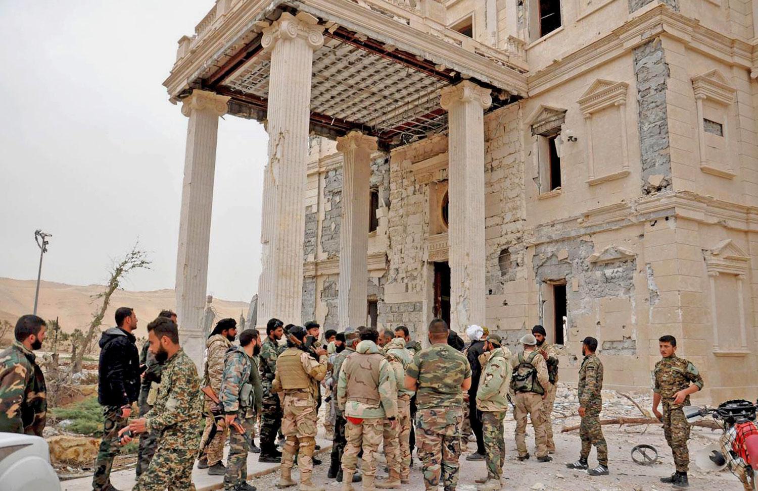 Szír kormánykatonák egy palmü­rai palota bejáratánál. Jönnek az oroszok