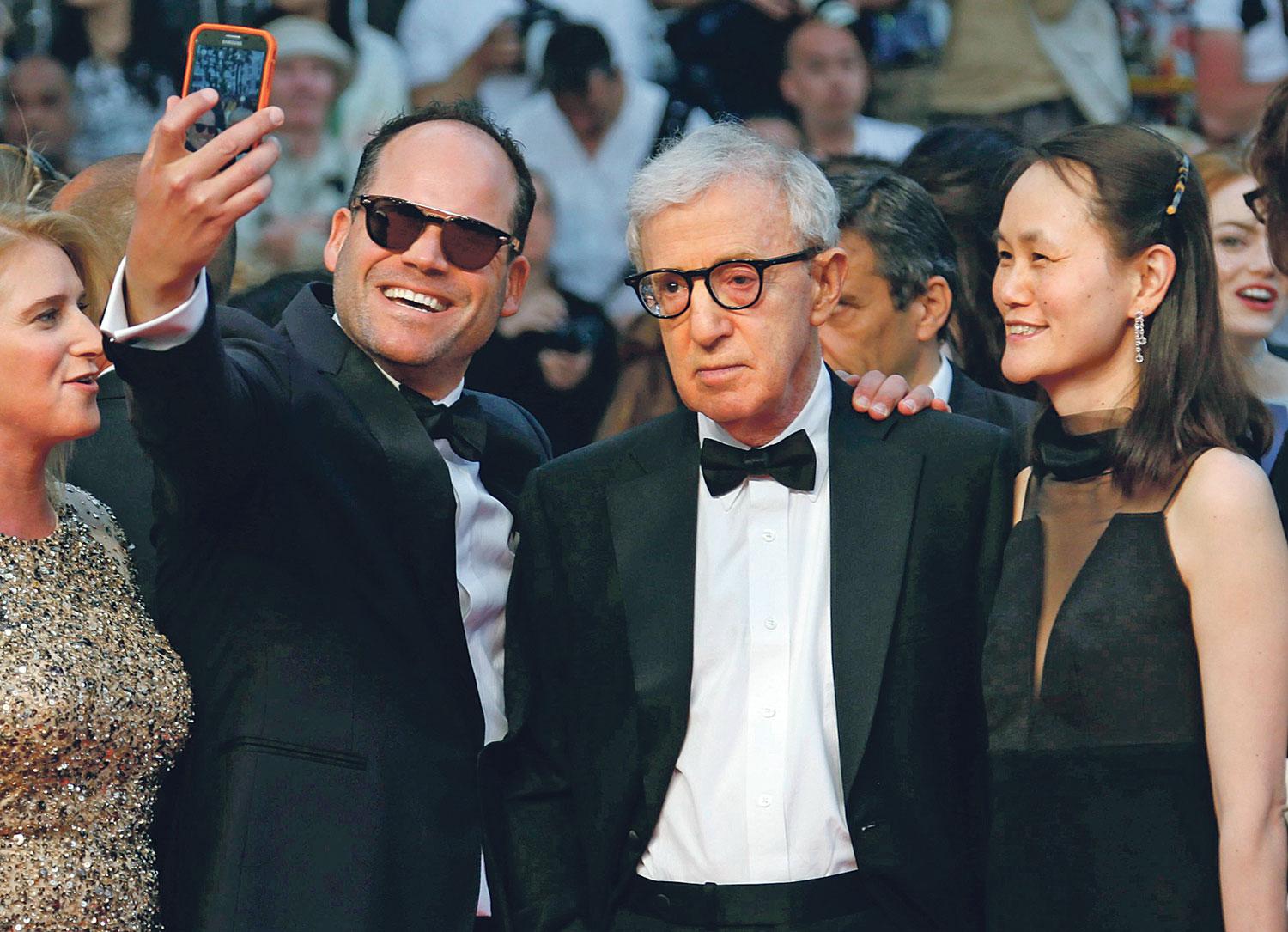 Cannes, 2015. Szelfit készít egy fesztivállátogató Woody Allenről és a nevelt lányából lett feleségéről, Soon-Yi Previnről