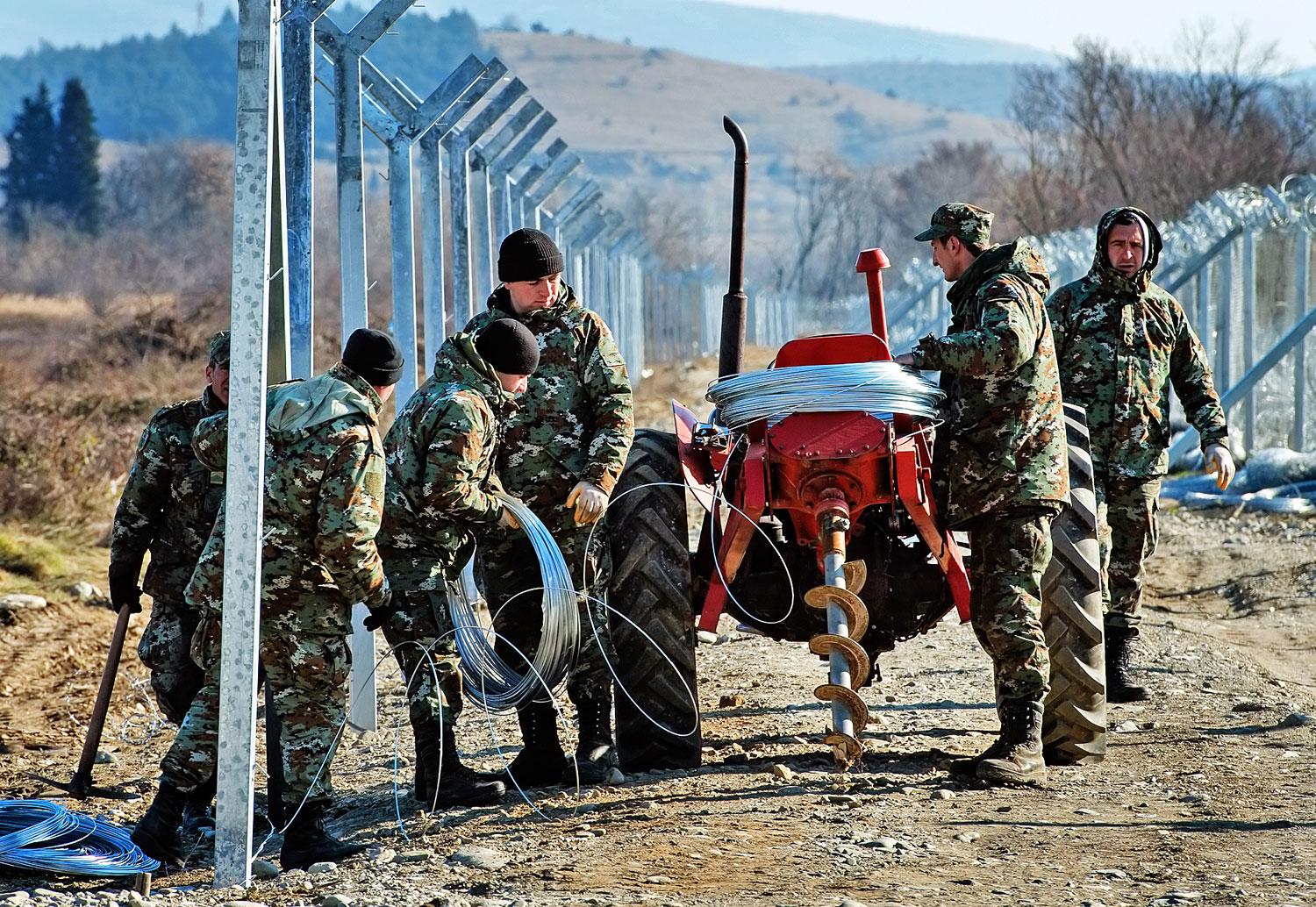 Katonák építik a kerítést a macedón–görög határon 
