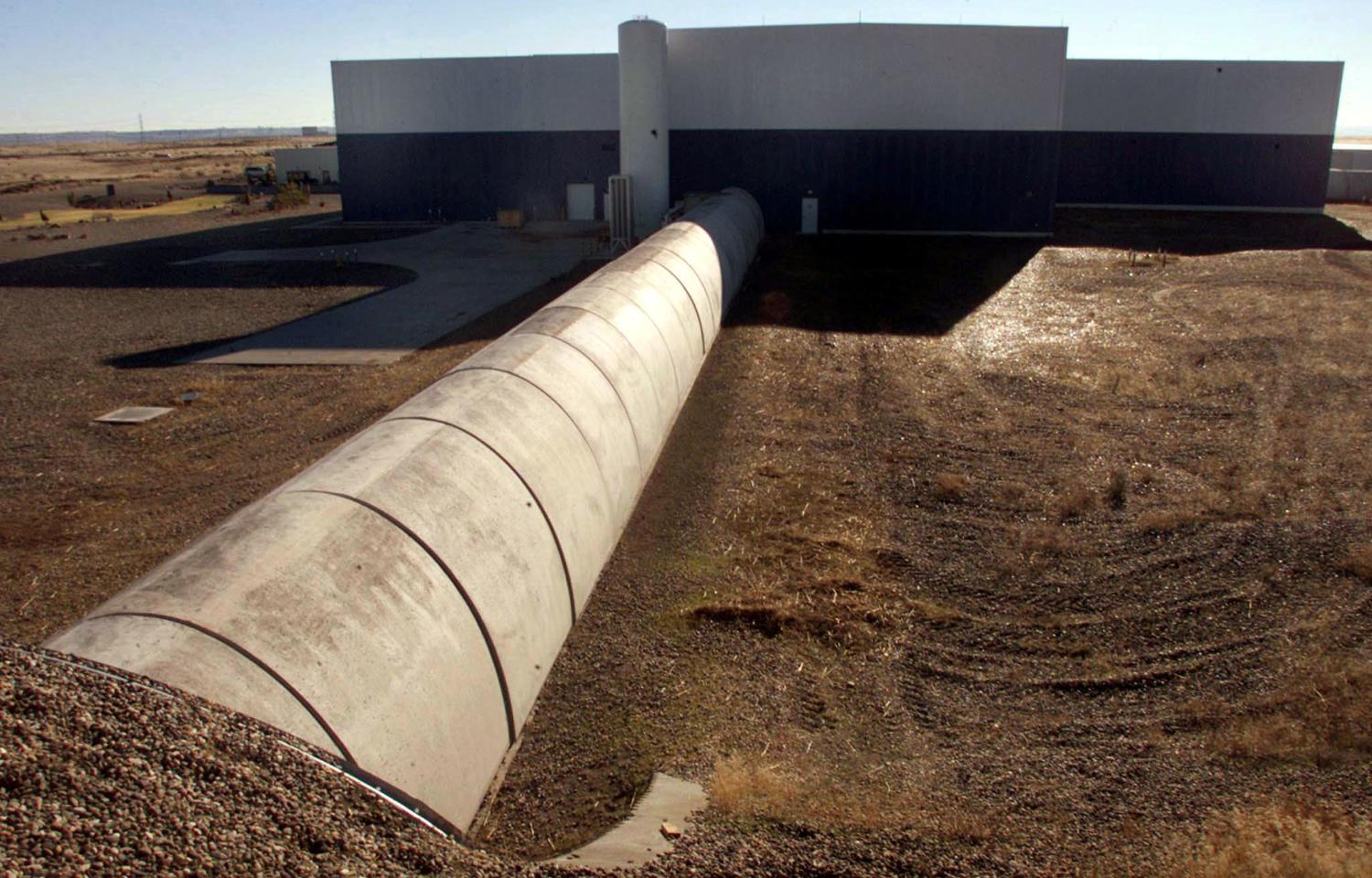 A LIGO Hanford Obszervatórium lézer műszereit egy hatalmas beton-acél alagútban helyezték el. Az alagút egy 4X4 kilométeres, L-alakú vákum laboratóriumot rejt, melynek sarkain hatalmas tükröket helyeztek el