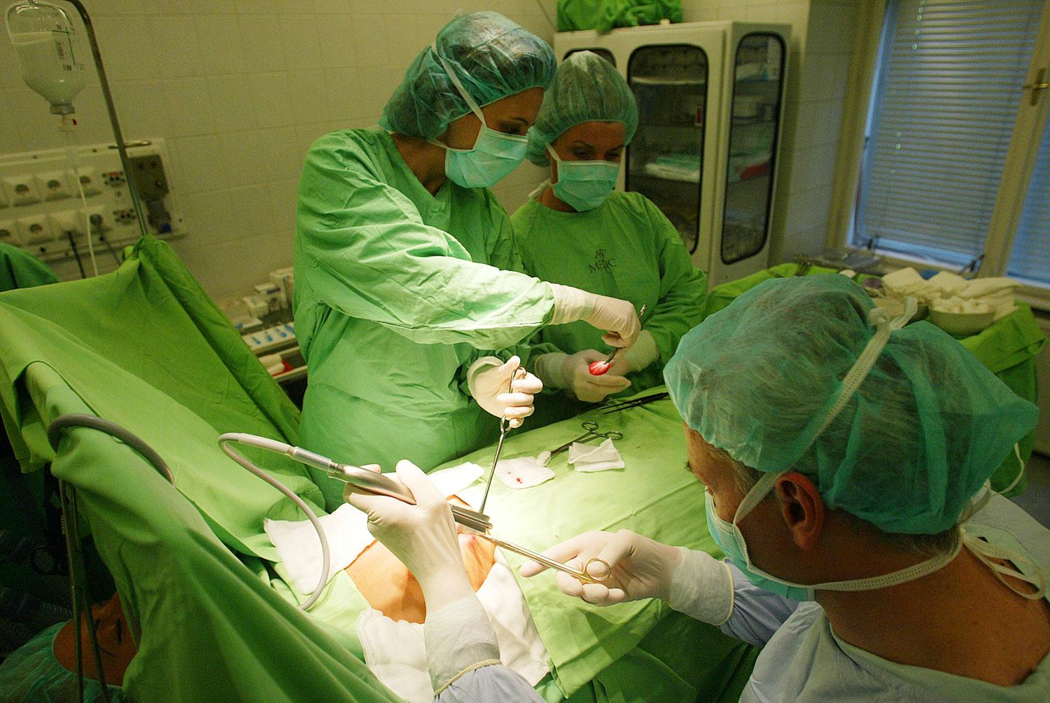 Plasztikai sebészeti beavatkozás. A bevételeket nem lehet kozmetikázni 
