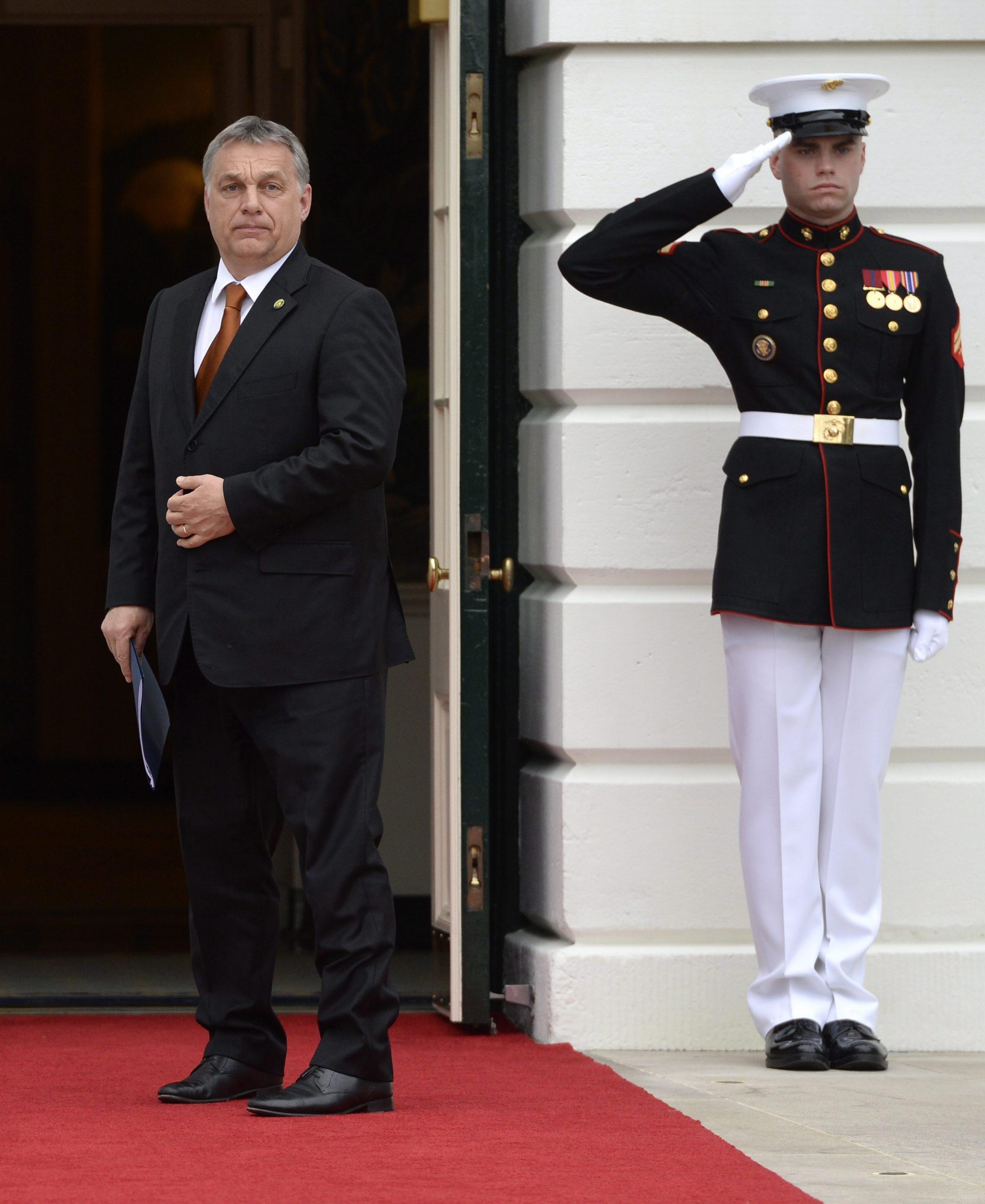 Orbán Viktor csoportos látogatóként érkezik a Fehér Házba. Imázsa csak papíron javul 