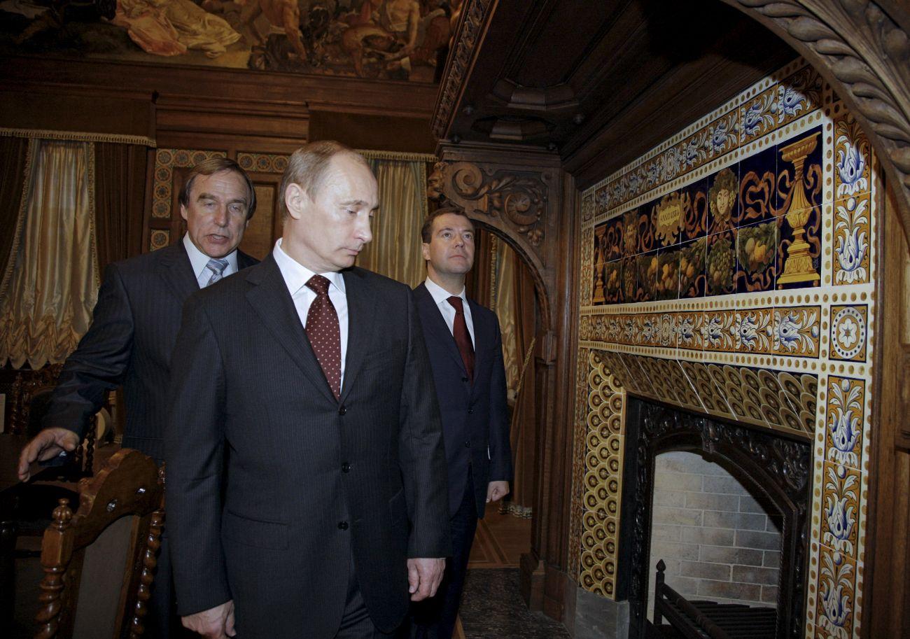 Szergej Roldugin (balra) a barátja Valgyimir Putyin és Dimitrij Medvegyev társaságában
