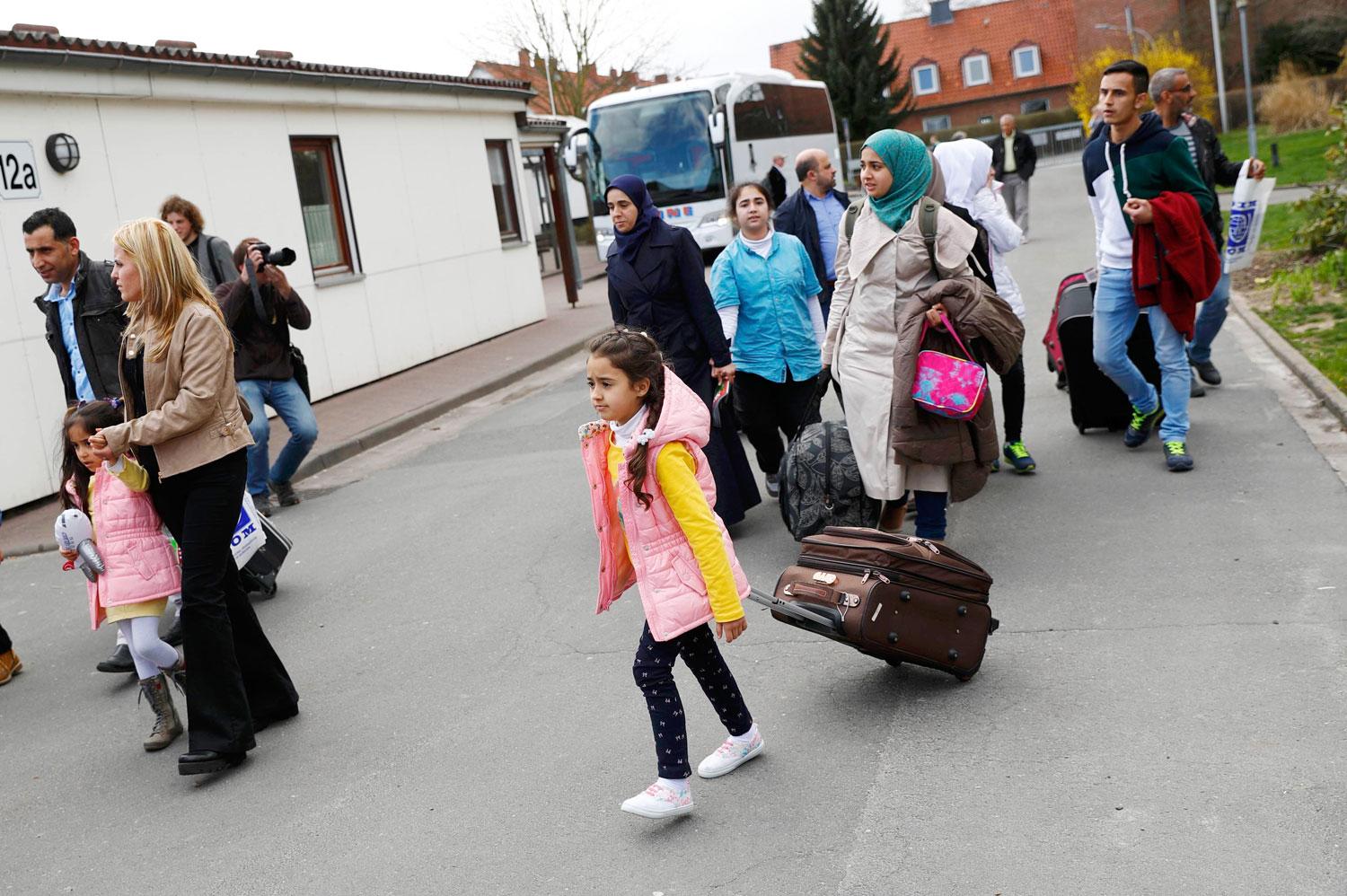  Szíriai menekültek érkeznek új otthonukba, a németországi Friedlandba