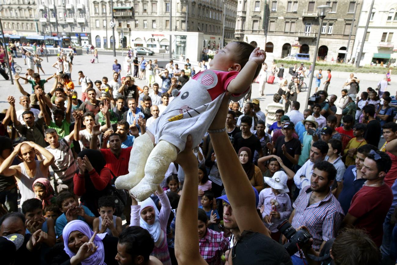 Menekültek tömege tavaly nyáron a Keleti pályaudvarnál 