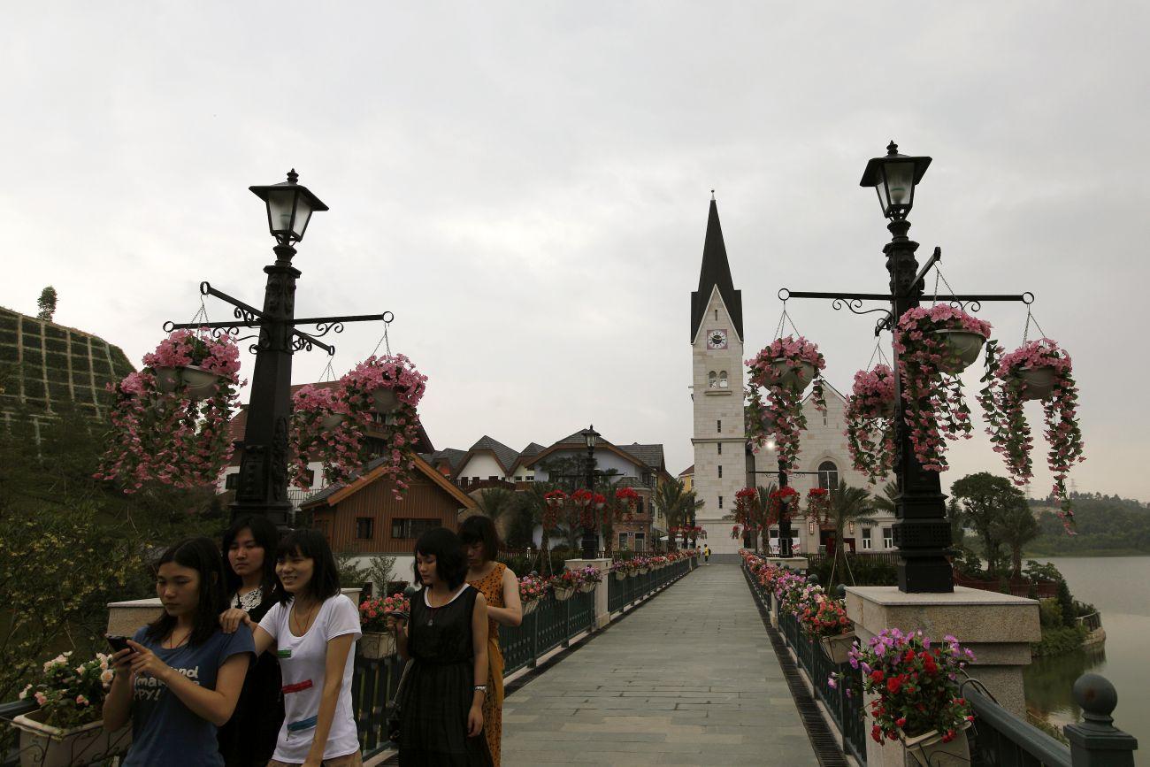 Az első másolt város Hallstatt megnyitása után, 2012. júniusában sétálgatnak a helyiek a belvárosban. A kínai sajtó szerint 940 millió dollárba került a megépítése.