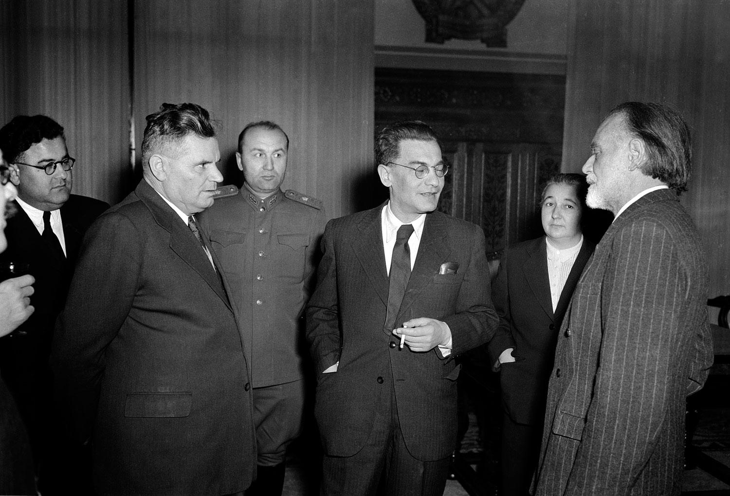 1952. Jobbról Kodály Zoltán Révai József népművelési miniszterrel (középen szemüvegben) és Dobi Istvánnal, az Elnöki Tanács elnökével (balról) 