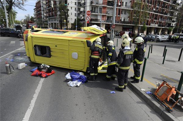 A mentőautó személyzete megsérült