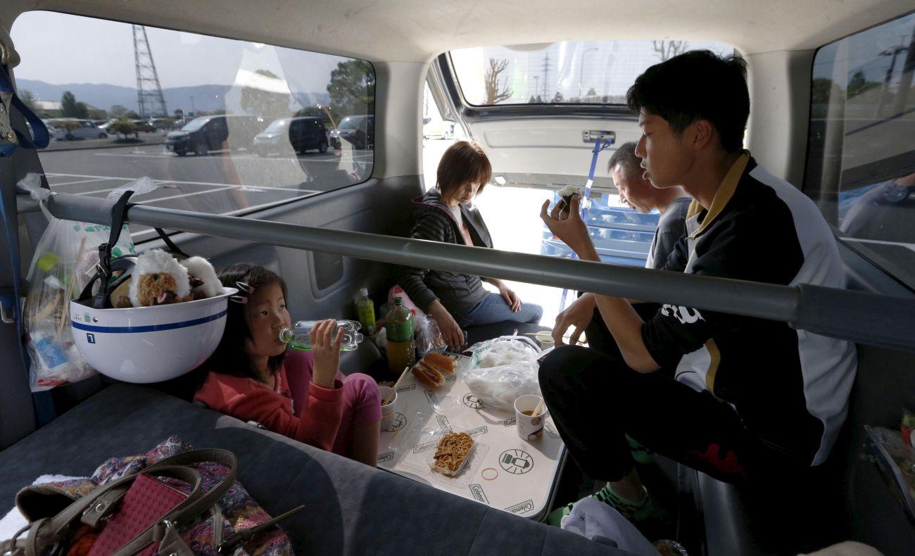 Egy egész család él az autójukban a földrengéssorozatot követően.