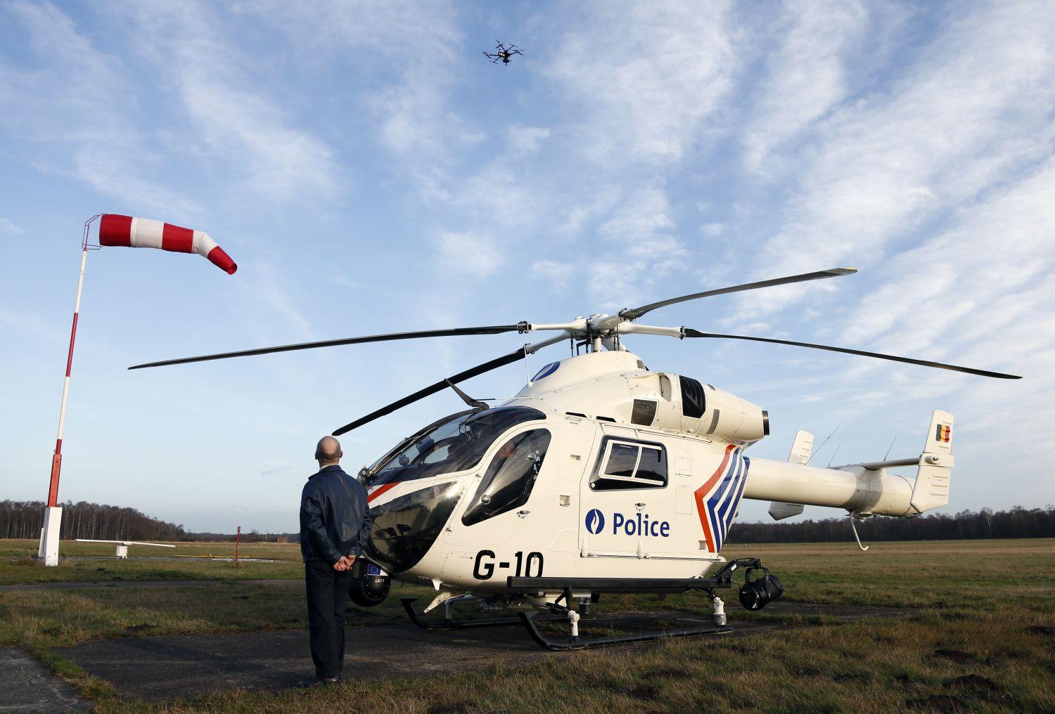 Rendőrségi drón egy helikopter felett az antwerpeni repülőtéren: nekik szabad? 