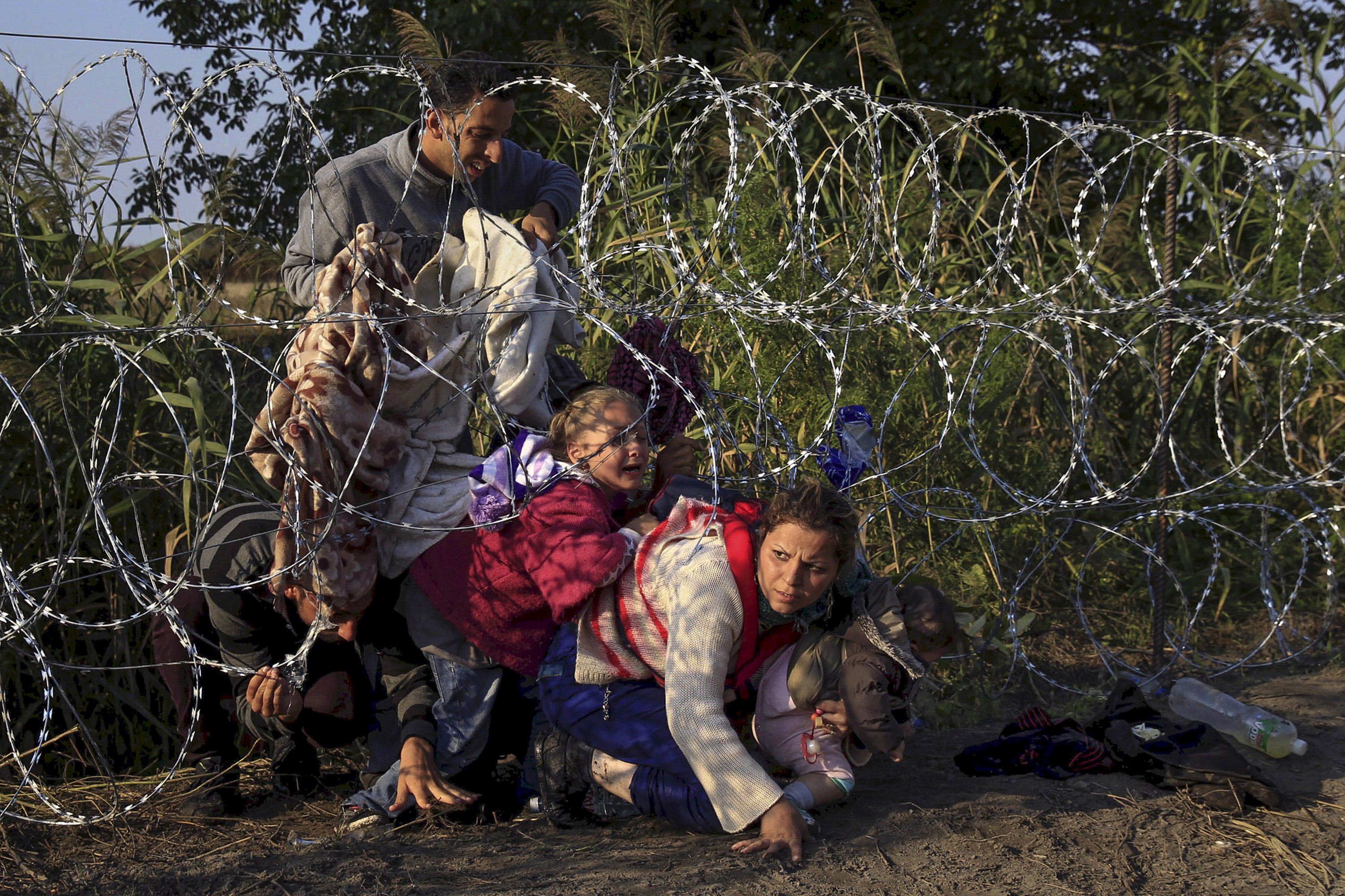 Szíriai menekültek a röszkei kerítésnél 