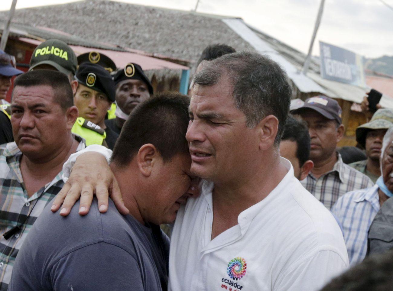 Rafael Correa ecuadori elnök a földrengés egyik túlélőjét vigasztalja