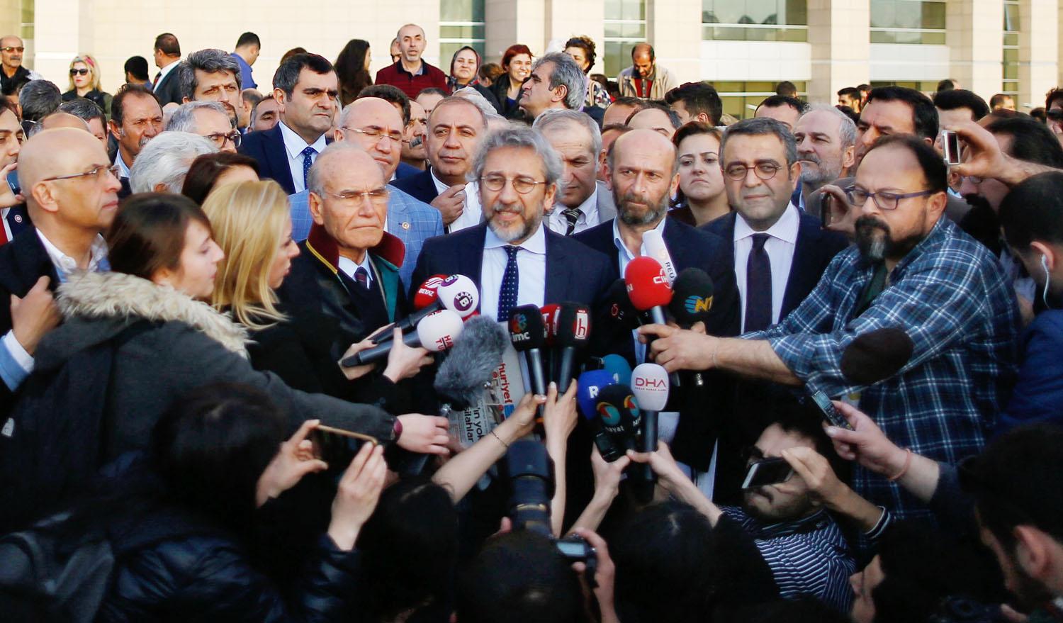 Can Dündar, a Cümhüriyet főszerkesztője isztambuli tárgyalása után 
