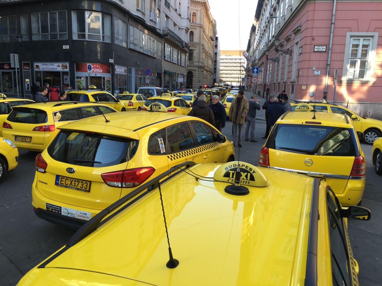 Kép a taxisok január 18-i demonstrációjáról. Durvább jöhet
