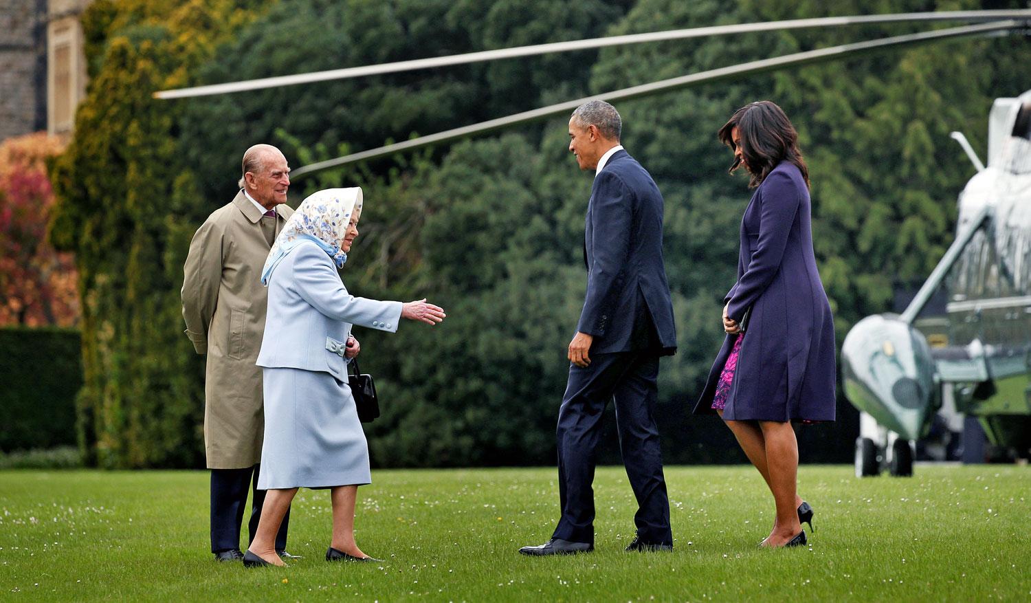 Fogadás a gyepen. II. Erzsébet a windsori kastélynál köszönti az amerikai elnöki párt