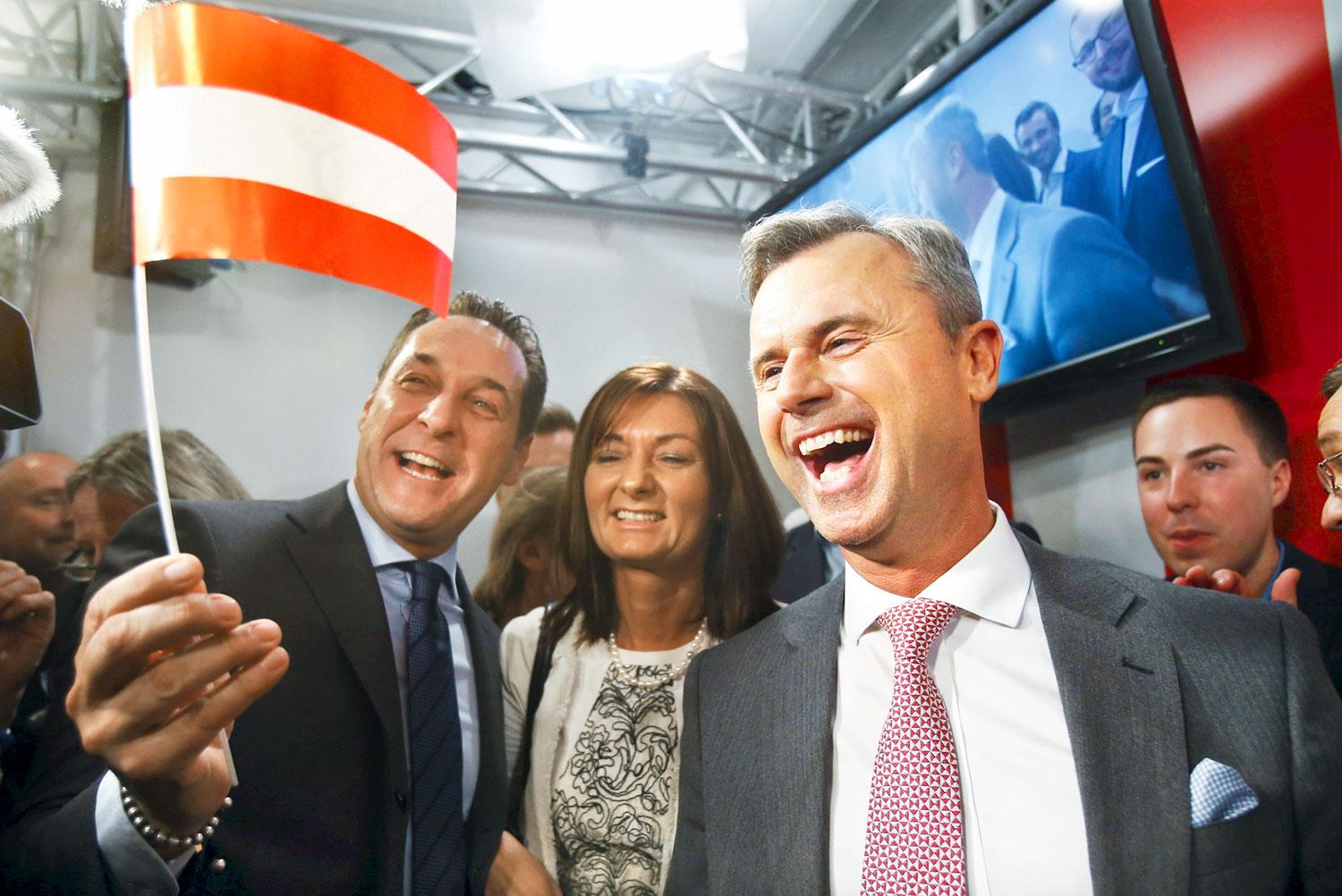 Norbert Hofer (jobbra) és Heinz-Christian Strache, az FPÖ elnöke örül a sikernek