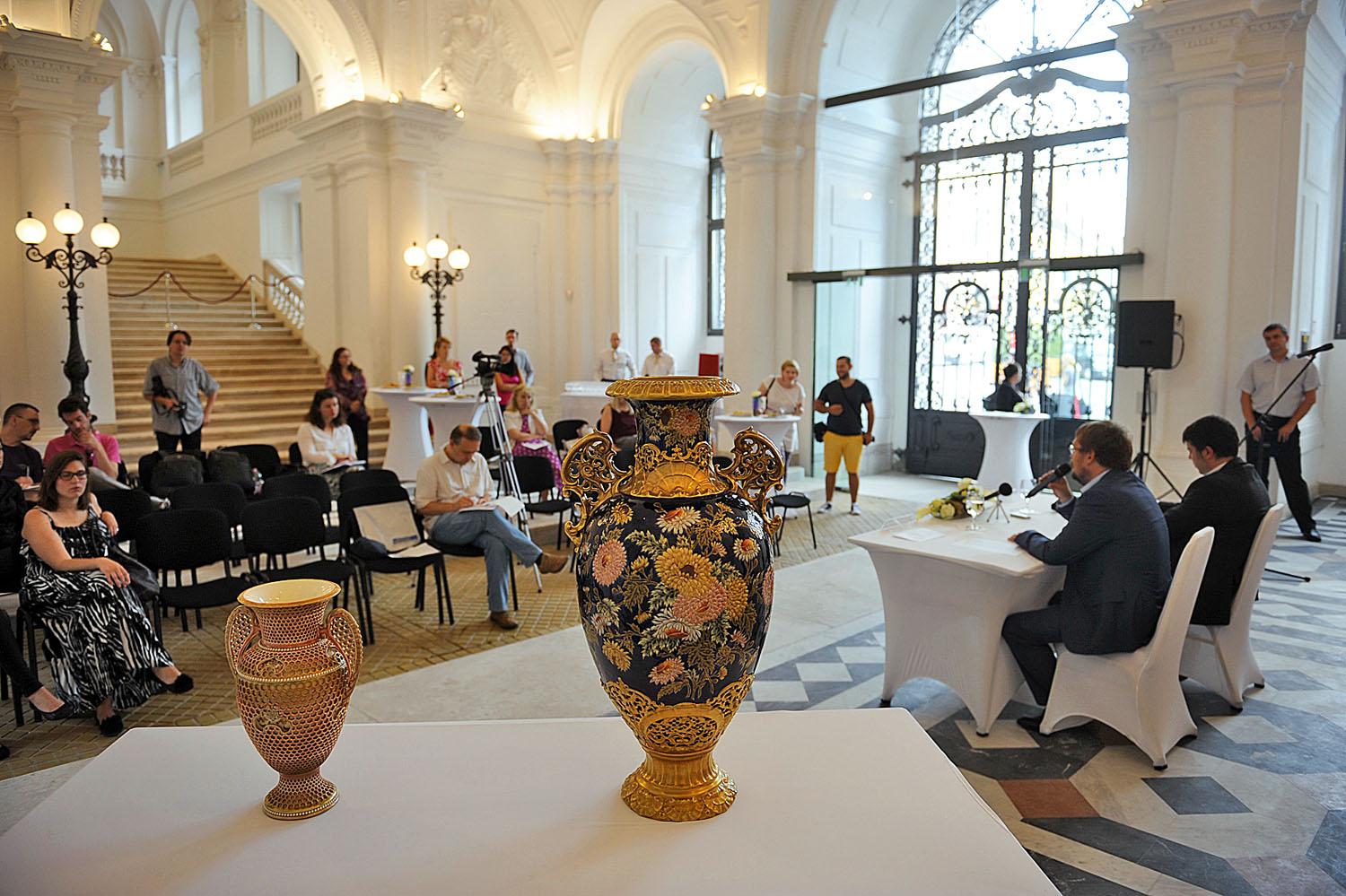 Zsolnay-vázák 2014-ben a Honvéd Főparancsnokság felújított épületében