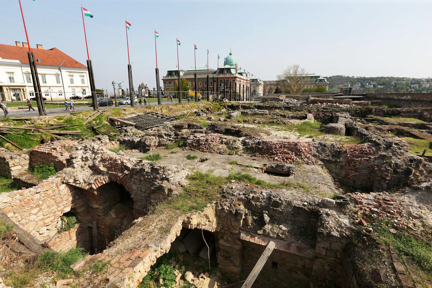 A Szent György tér nyugati oldalán lévő régészeti romterület sorsa eldöntetlen, pár méterre innen azonban visszaépül a palotaőrség és a királyi lovarda épülete