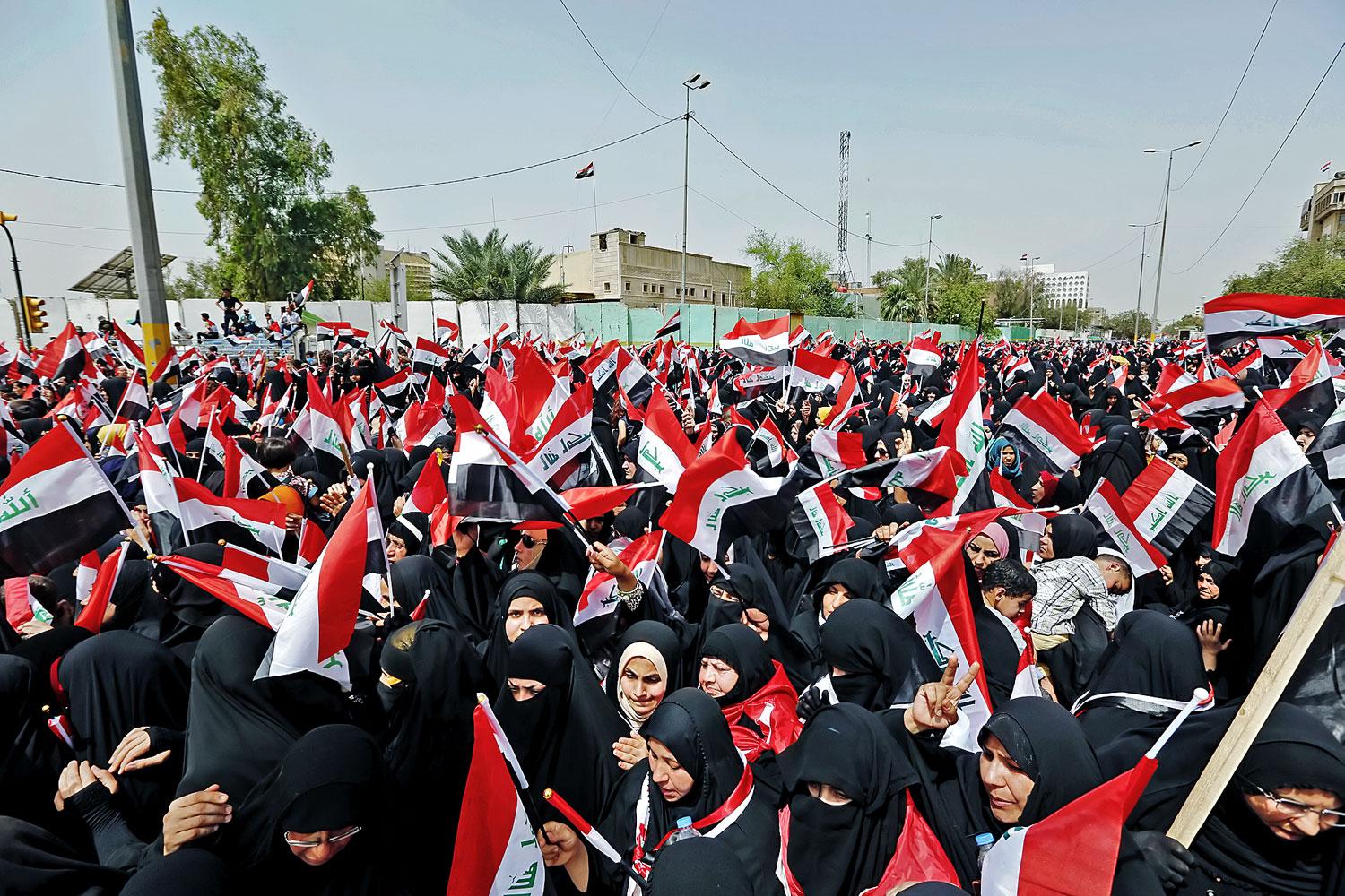 Tüntető nők a bagdadi kormánynegyed, a Zöld Zóna előtt