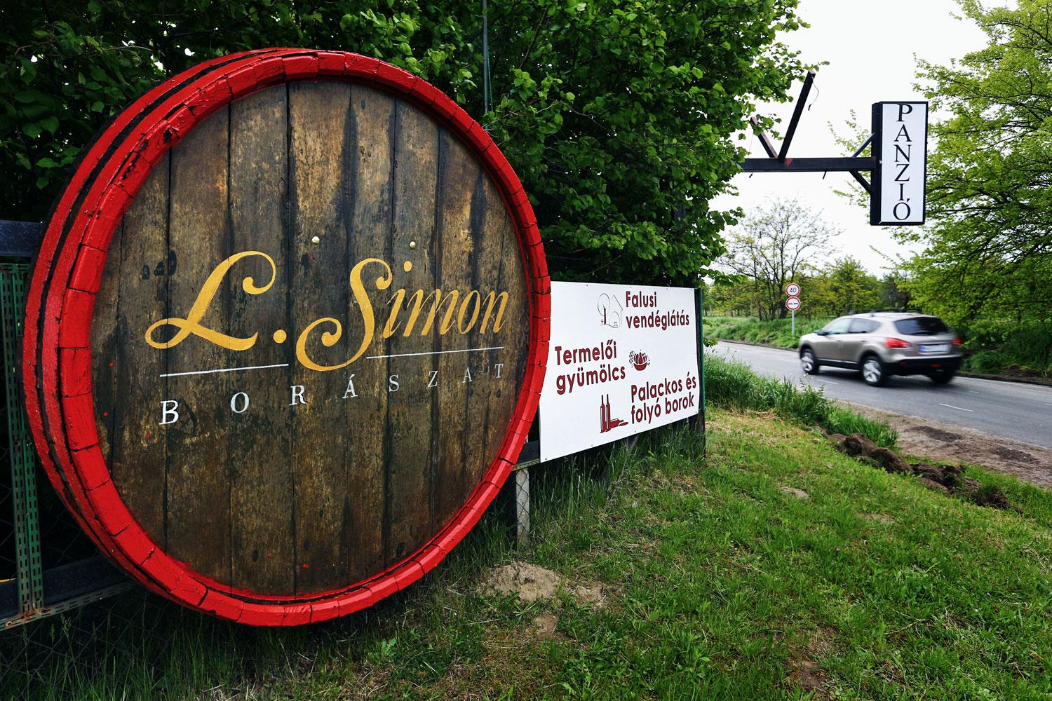 Az L. Simon borászat és panzió bejárata