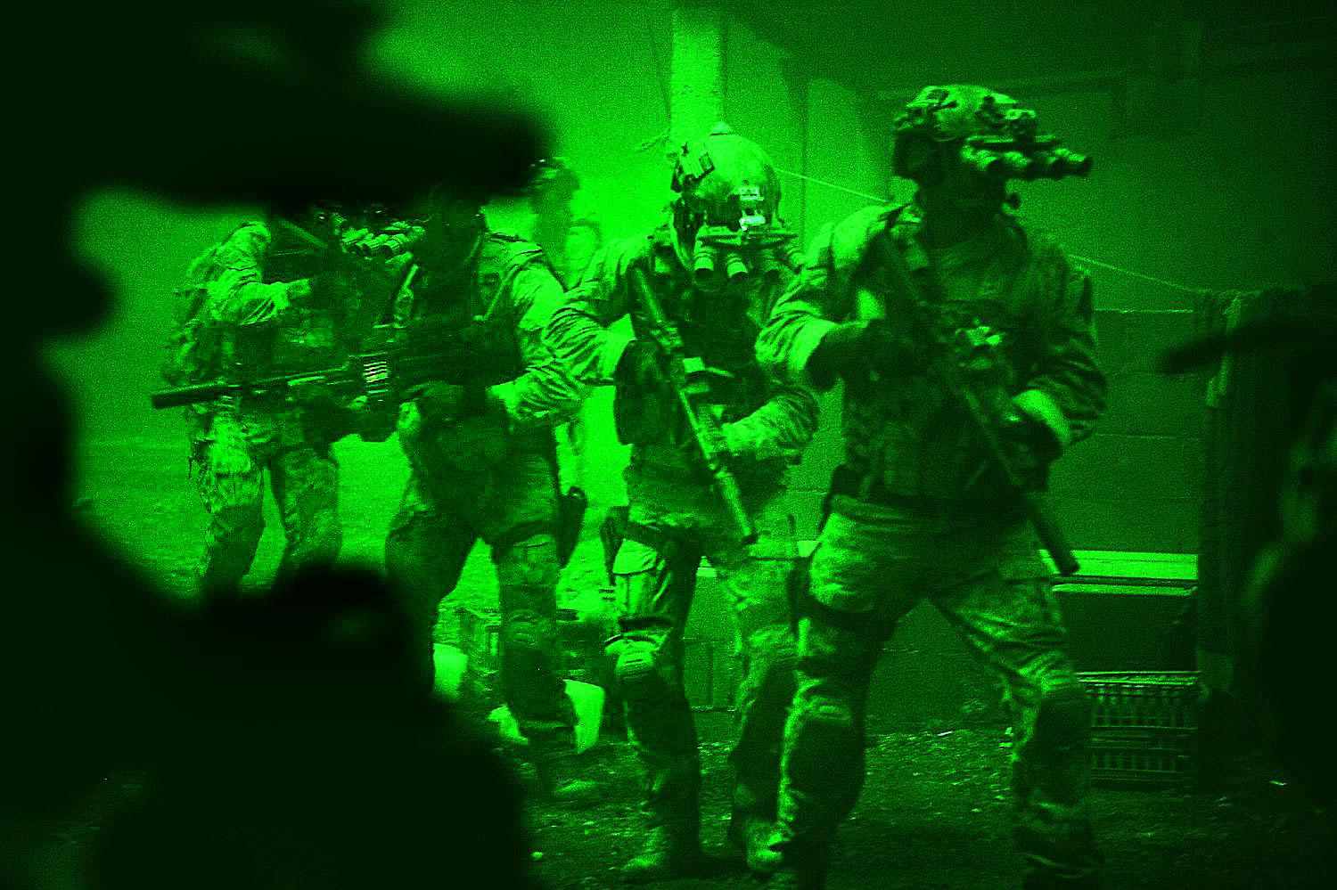 A Navy SEALs akcióban bin Laden házánál. Részlet a 2012-ben forgatott Zero Dark Thirty című filmből