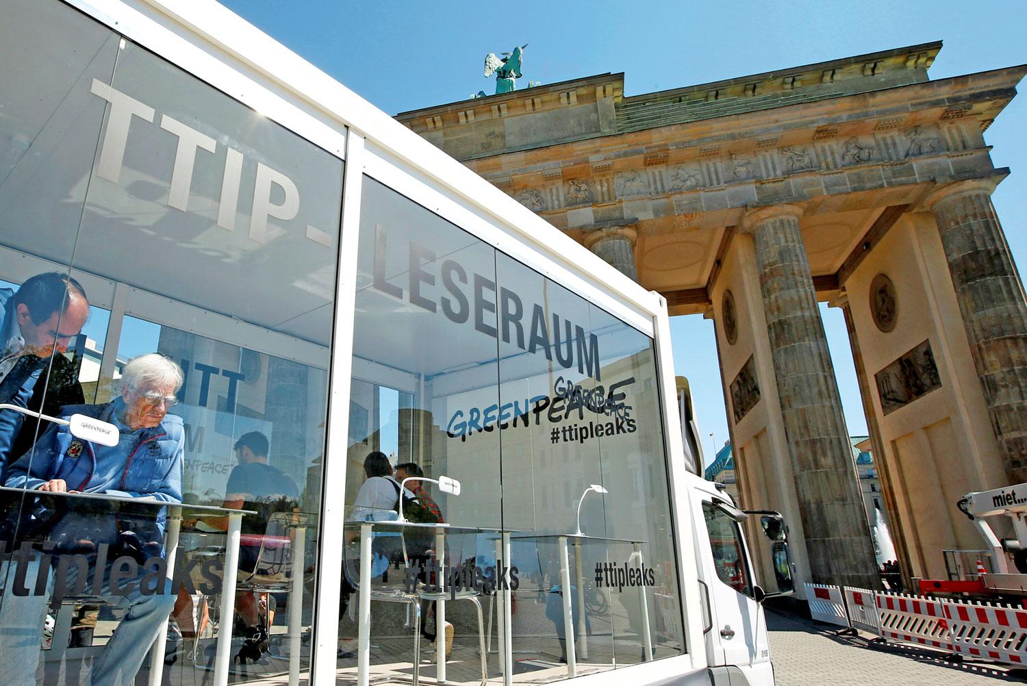Átlátszó TTIP-olvasószoba Berlinben, a Brandenburgi kapunál