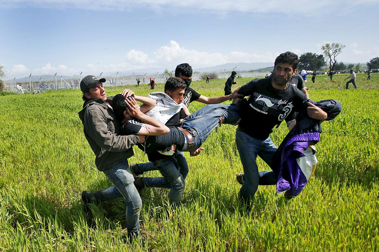 Csatajelenet a görög–macedón határnál. Sebesültet mentenek ki társai a „frontvonalból
