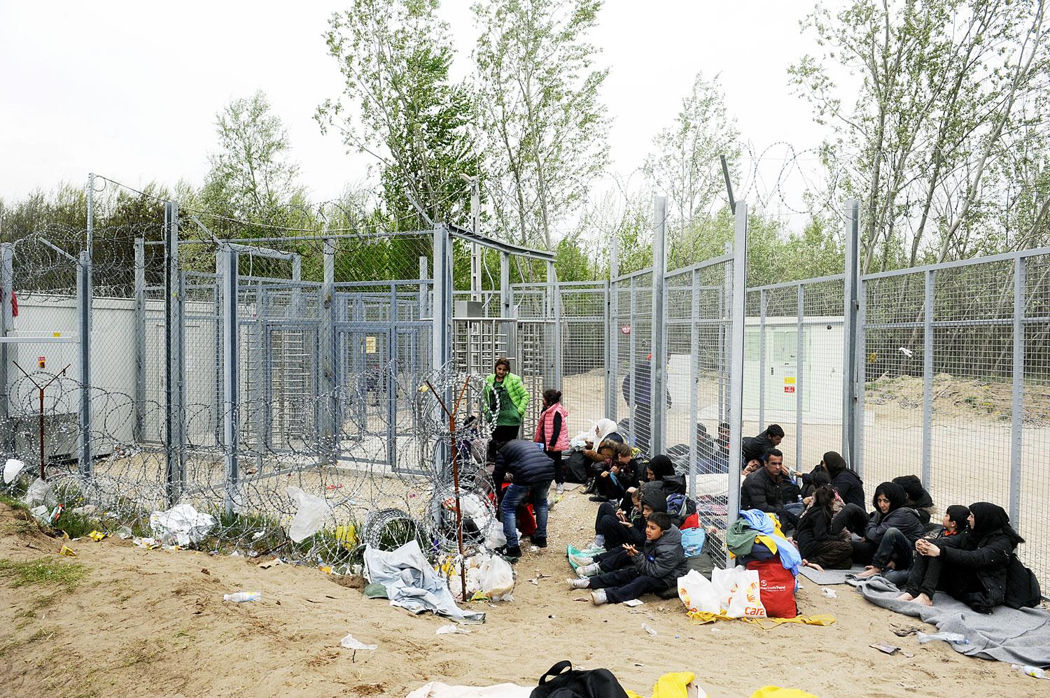 Menekültek várnak belépésre a röszkei tranzitzónában 