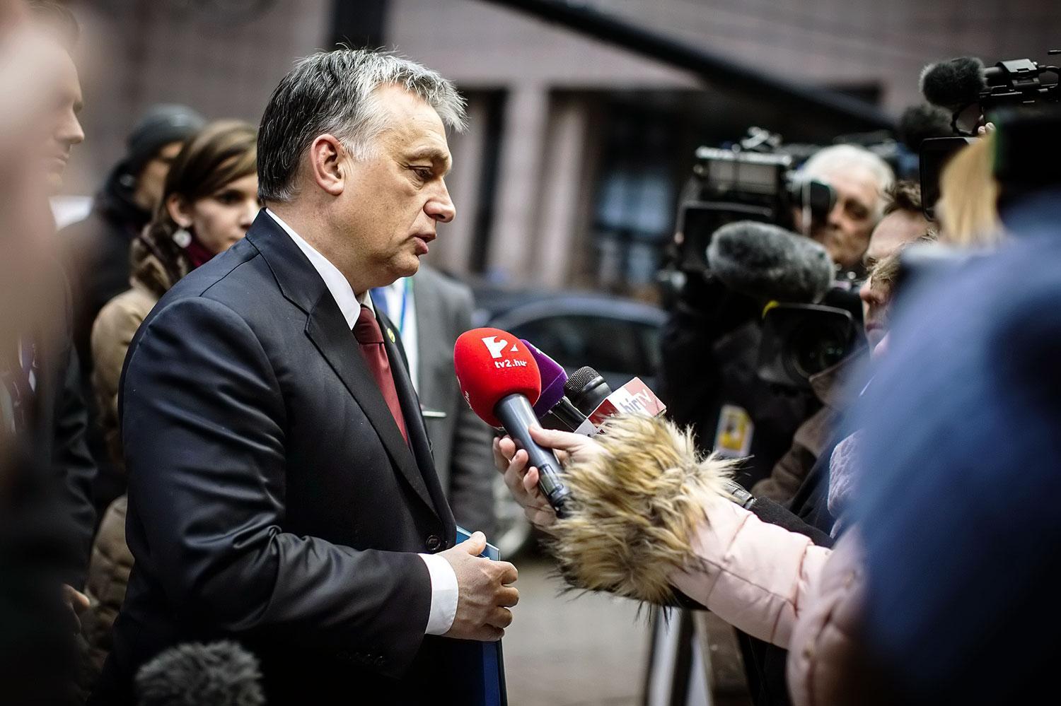 Orbán állítólag élvezi a kemény kérdéseket. A környezete nem. 
