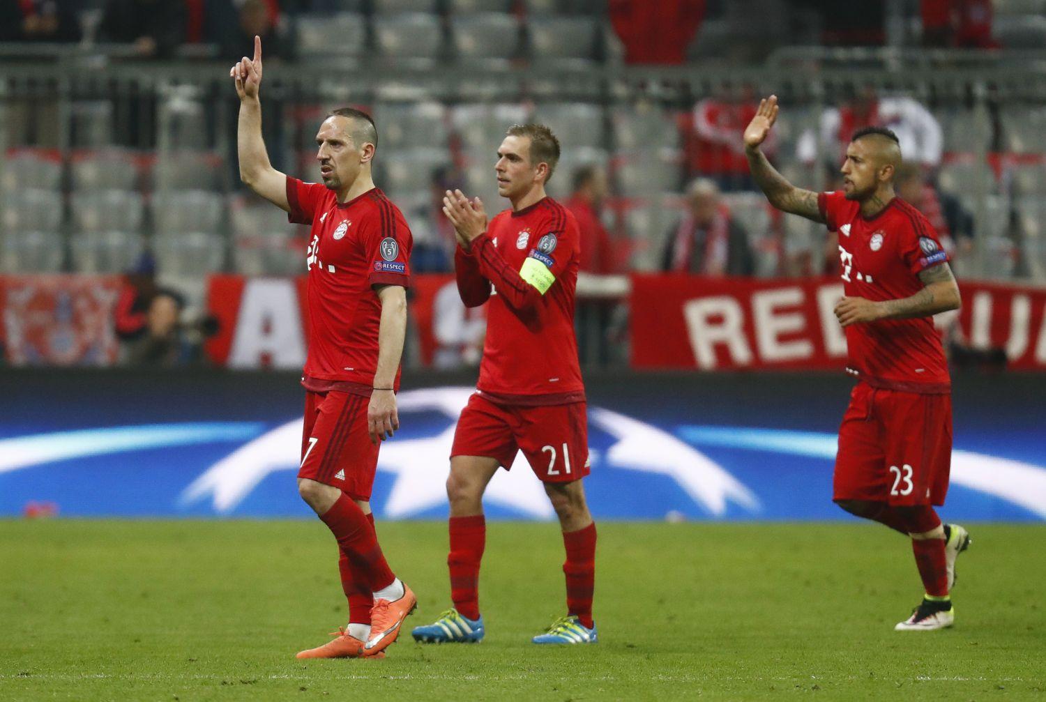 Franck Ribery, Philipp Lahm és Arturo Vidal (Bayern München) a meccs végén