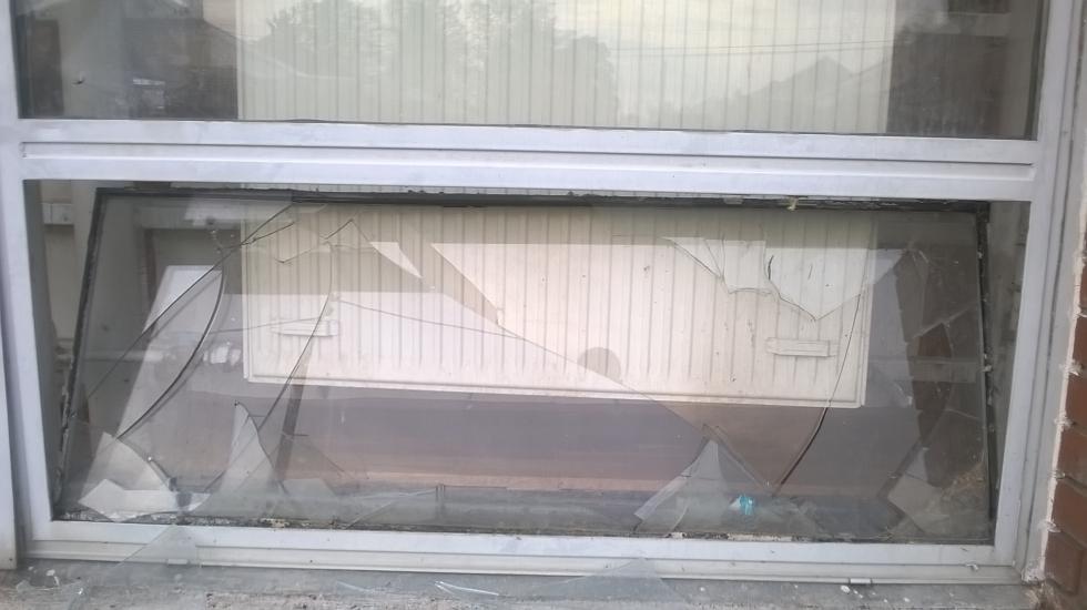 A tornacsarnok ablakát valóban betörték, de nincs szemtanú